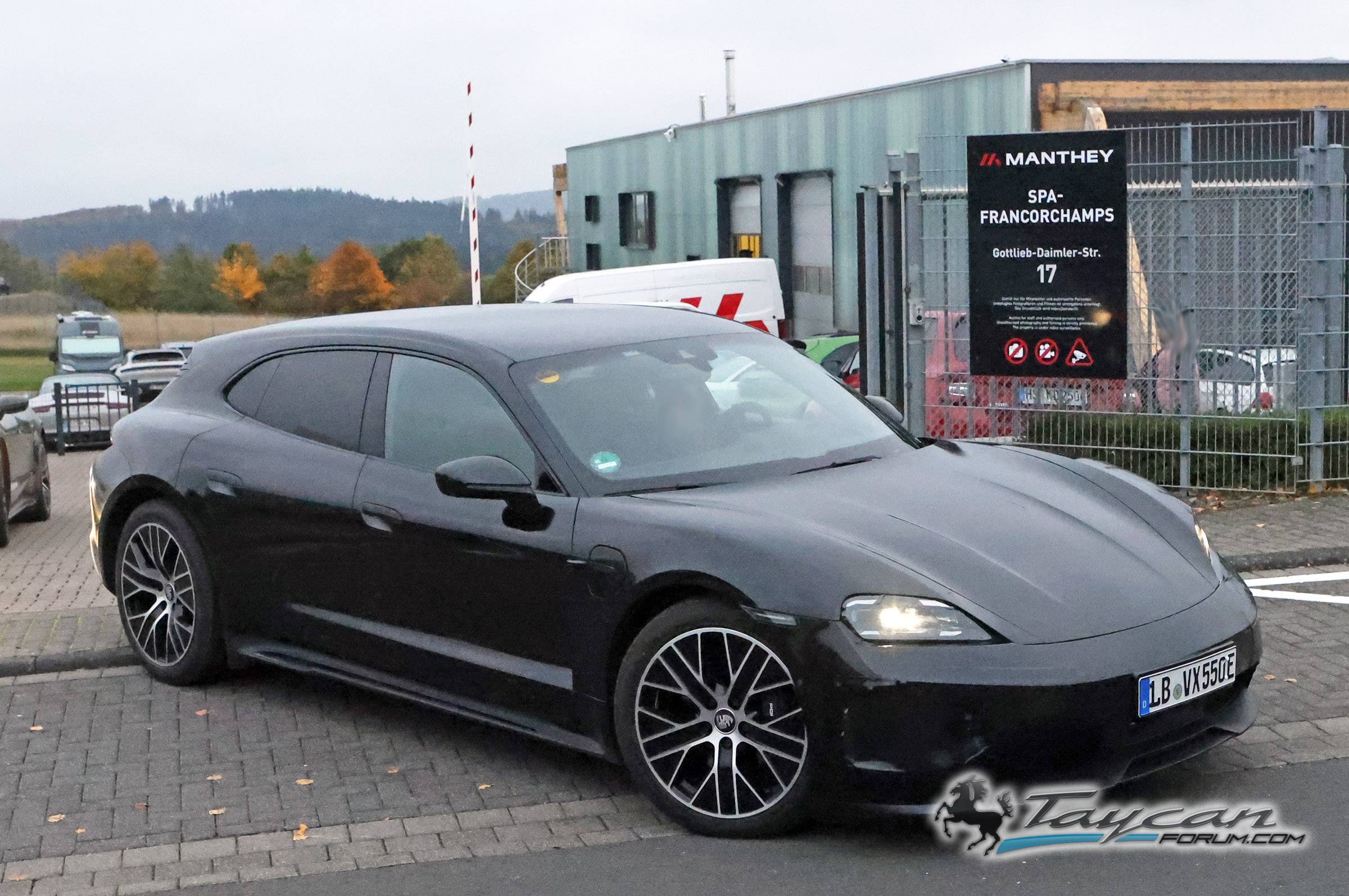 Porsche Taycan Facelift 2024 Taycan Sedan and Sport Turismo Test Prototypes Spied (Note: bumper still covered / camouflaged) 📸 Porsche Taycan Sport Turismo facelift 3