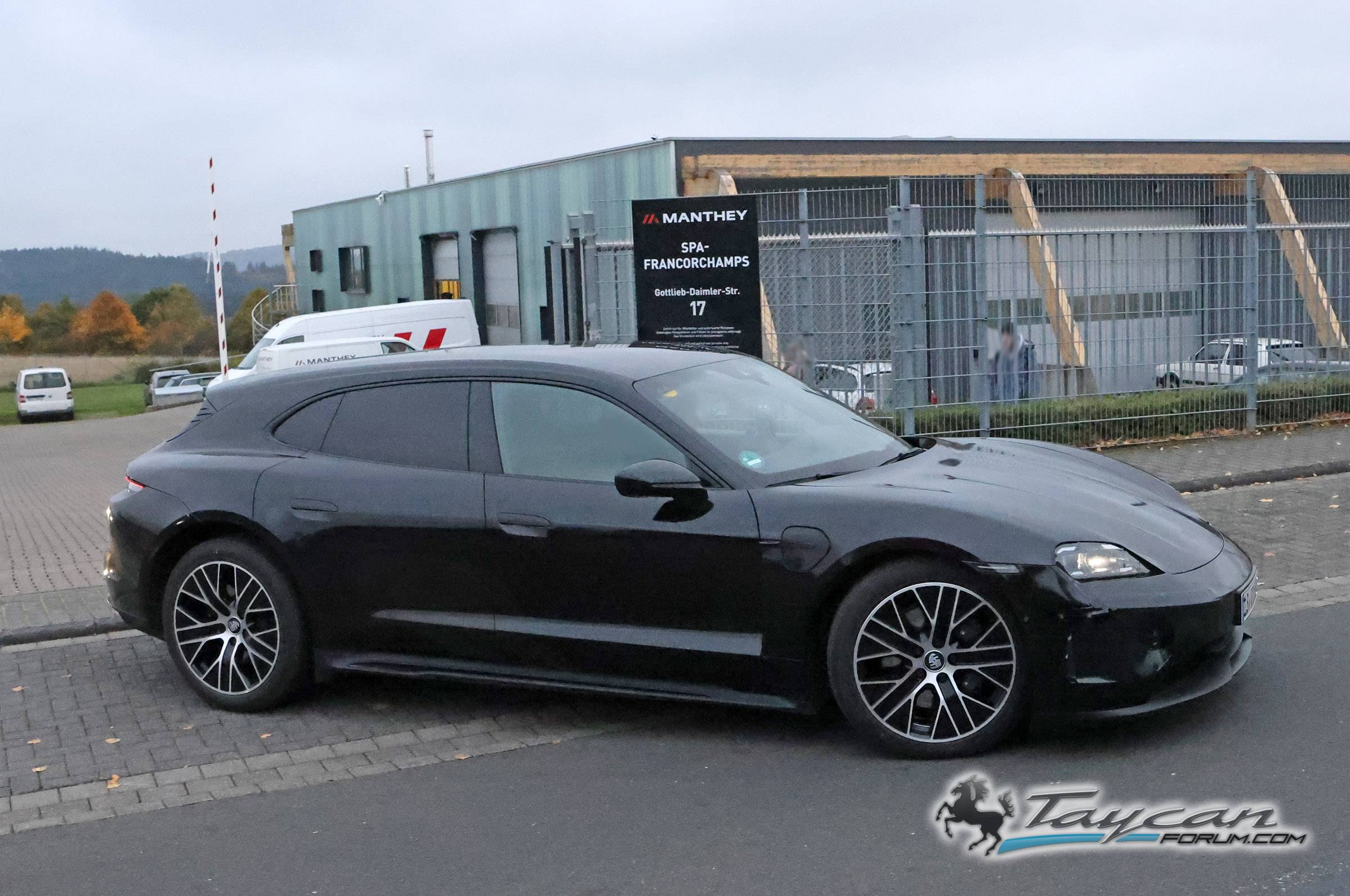 Porsche Taycan Facelift 2024 Taycan Sedan and Sport Turismo Test Prototypes Spied (Note: bumper still covered / camouflaged) 📸 Porsche Taycan Sport Turismo facelift 4