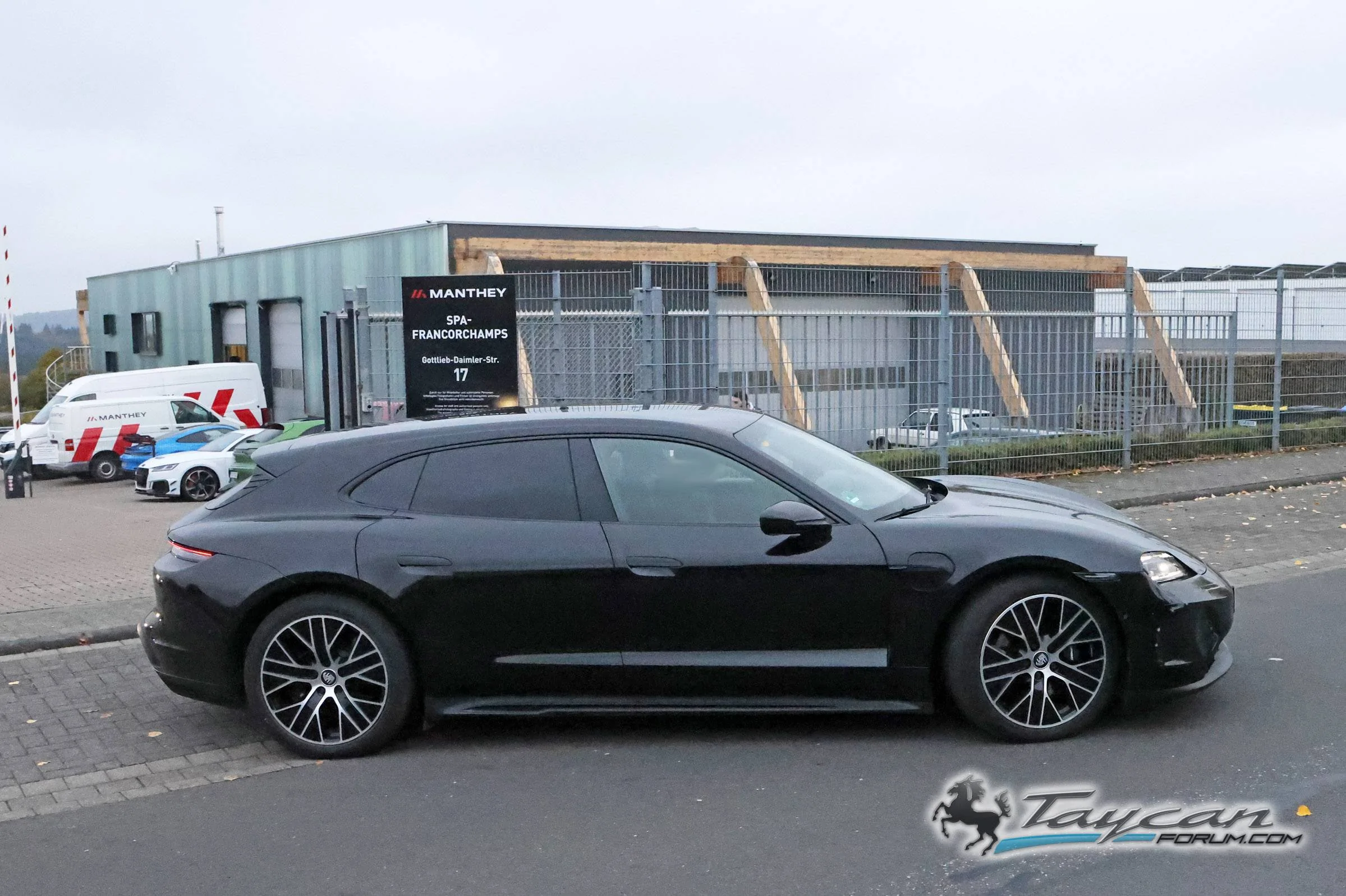 Porsche Taycan Facelift 2024 Taycan Sedan and Sport Turismo Test Prototypes Spied (Note: bumper still covered / camouflaged) 📸 Porsche Taycan Sport Turismo facelift 5