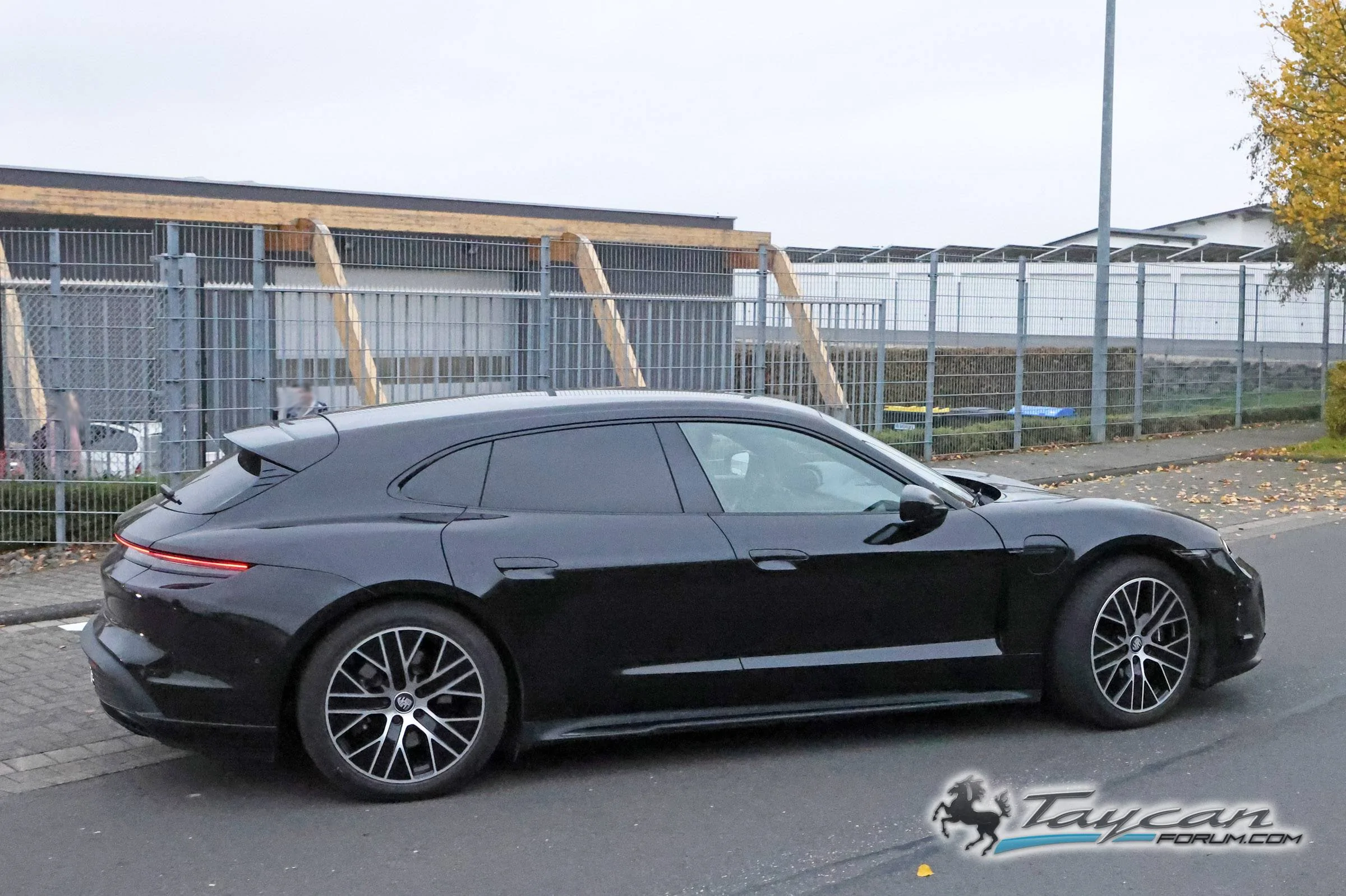 Porsche Taycan Facelift 2024 Taycan Sedan and Sport Turismo Test Prototypes Spied (Note: bumper still covered / camouflaged) 📸 Porsche Taycan Sport Turismo facelift 6