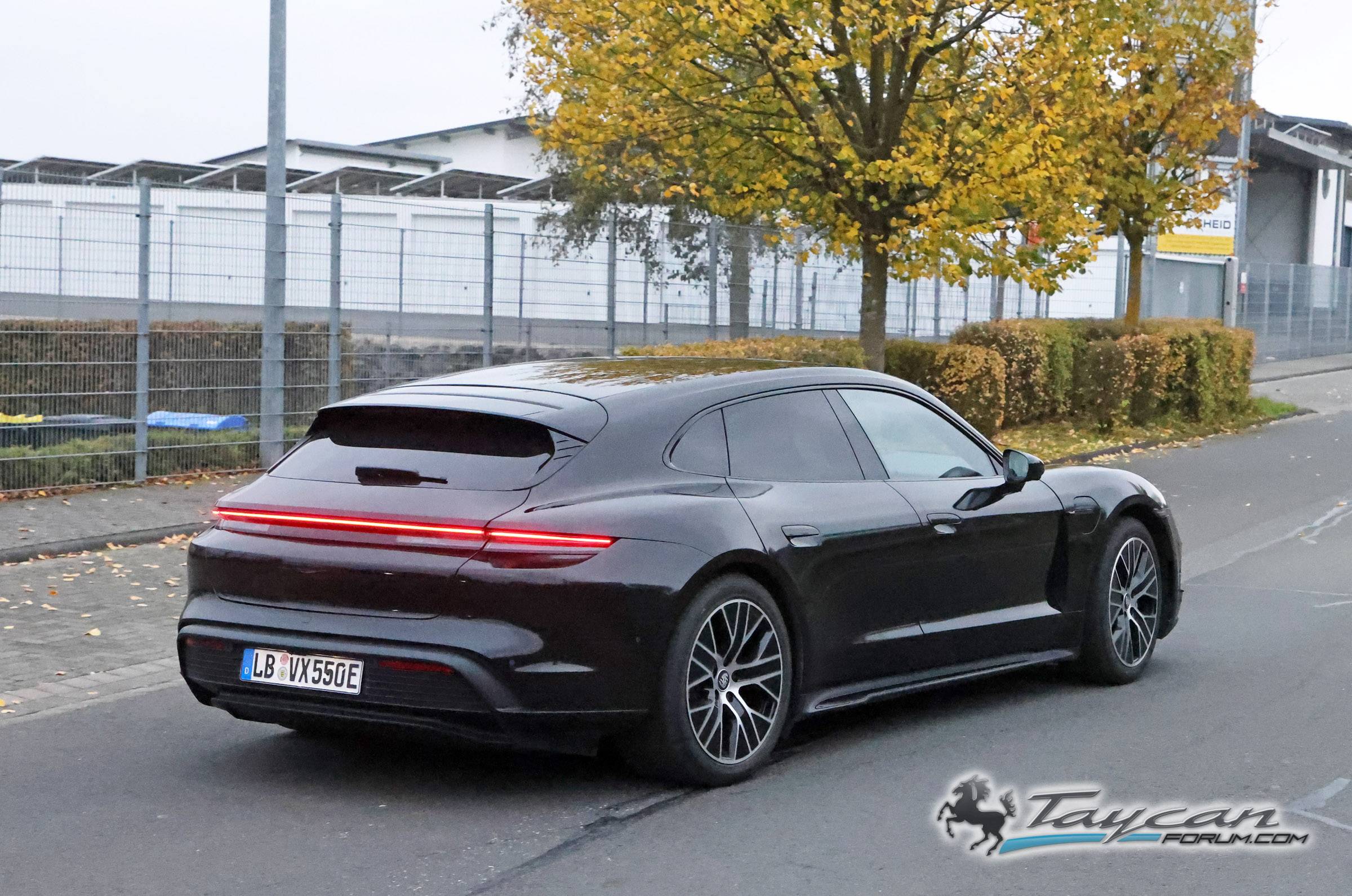 Porsche Taycan Facelift 2024 Taycan Sedan and Sport Turismo Test Prototypes Spied (Note: bumper still covered / camouflaged) 📸 Porsche Taycan Sport Turismo facelift 9