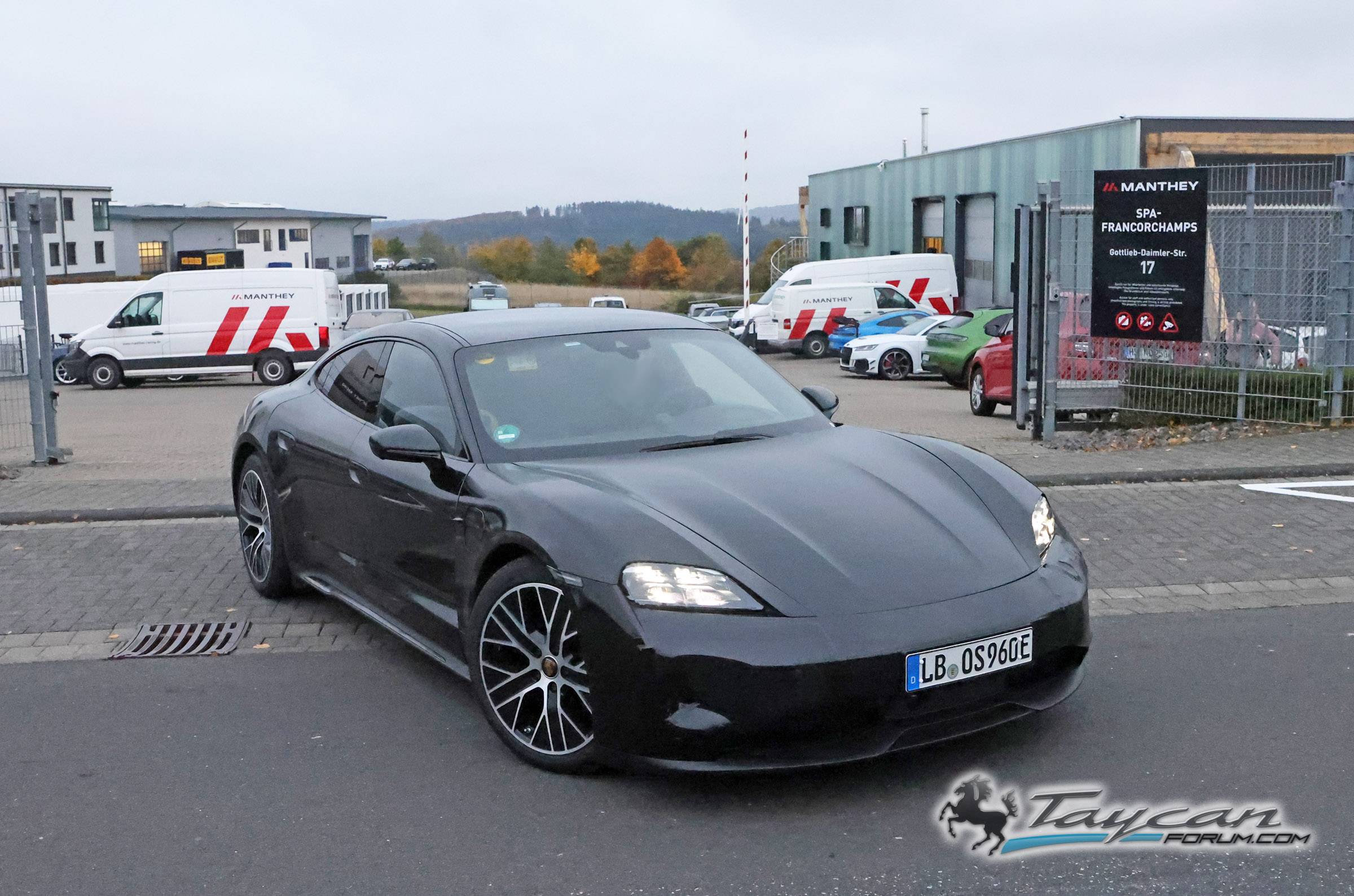 Porsche Taycan Facelift 2024 Taycan Sedan and Sport Turismo Test Prototypes Spied (Note: bumper still covered / camouflaged) 📸 Porsche Taycan facelift 11