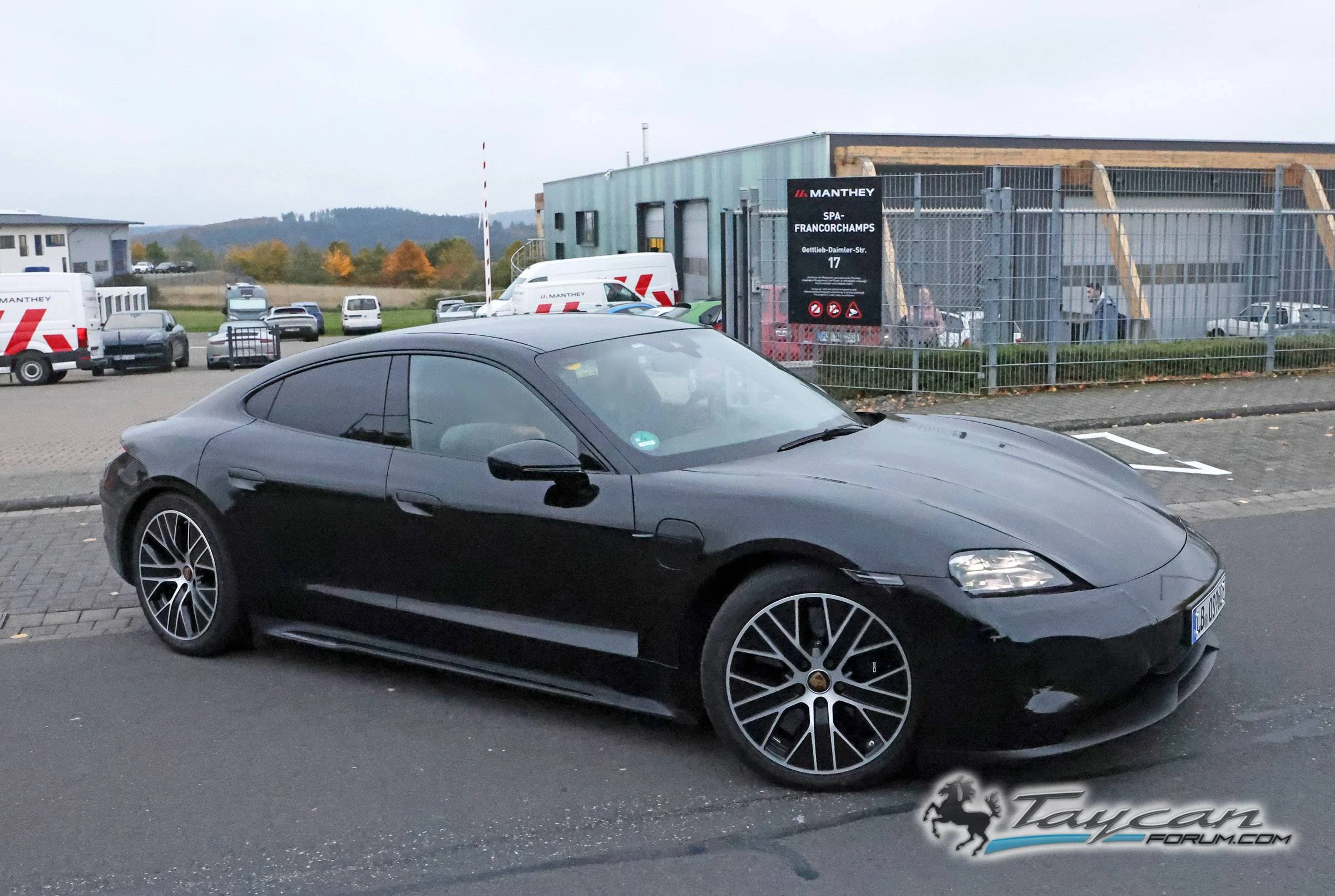 Porsche Taycan Facelift 2024 Taycan Sedan and Sport Turismo Test Prototypes Spied (Note: bumper still covered / camouflaged) 📸 Porsche Taycan facelift 12