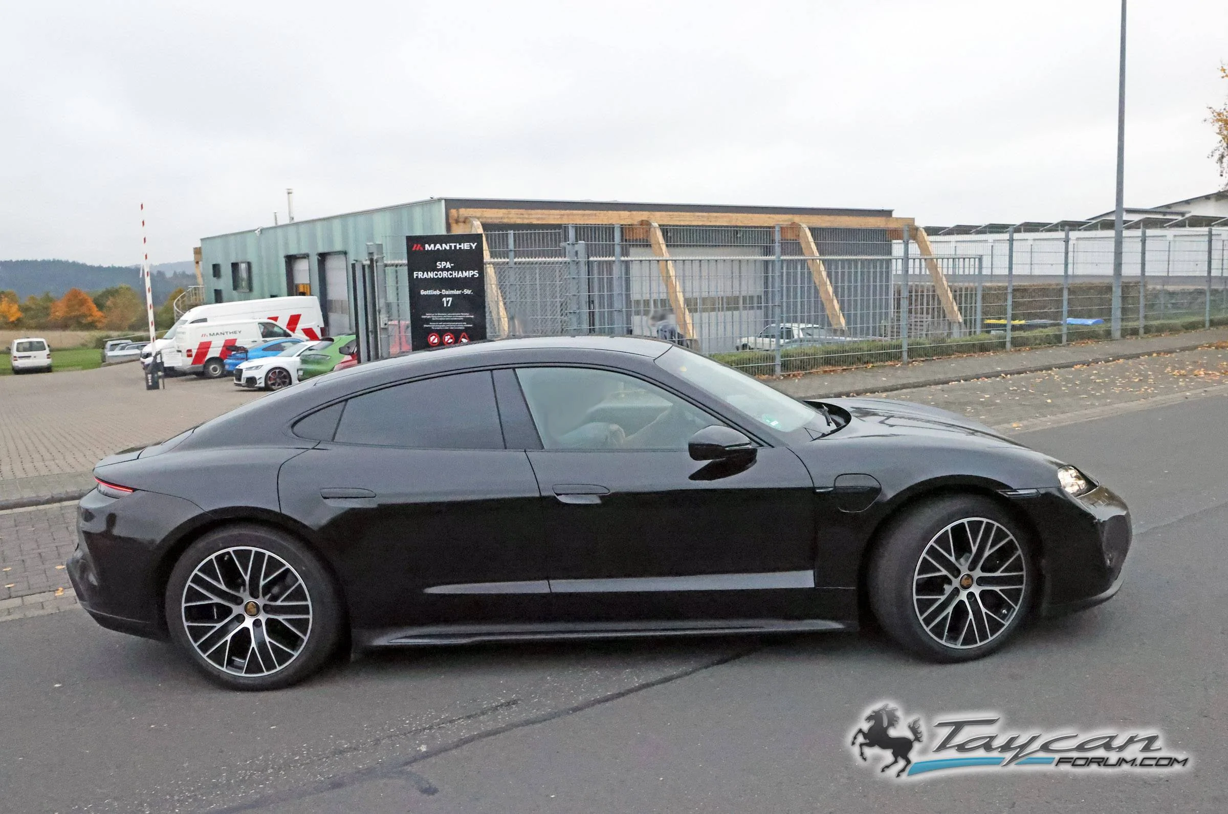 Porsche Taycan Facelift 2024 Taycan Sedan and Sport Turismo Test Prototypes Spied (Note: bumper still covered / camouflaged) 📸 Porsche Taycan facelift 13