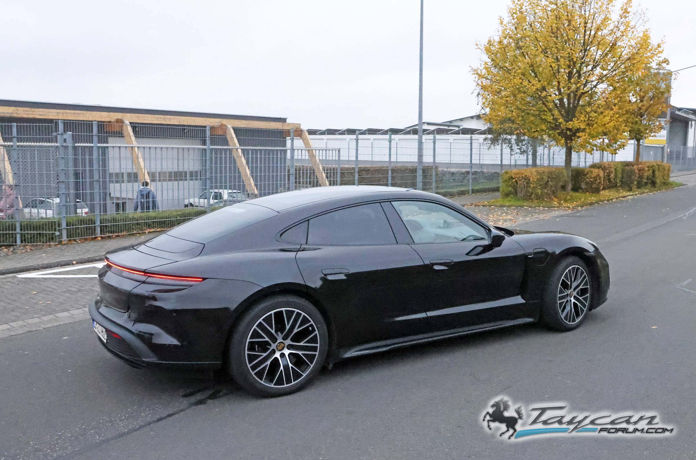 Porsche Taycan Facelift 2024 Taycan Sedan and Sport Turismo Test Prototypes Spied (Note: bumper still covered / camouflaged) 📸 Porsche Taycan facelift 14