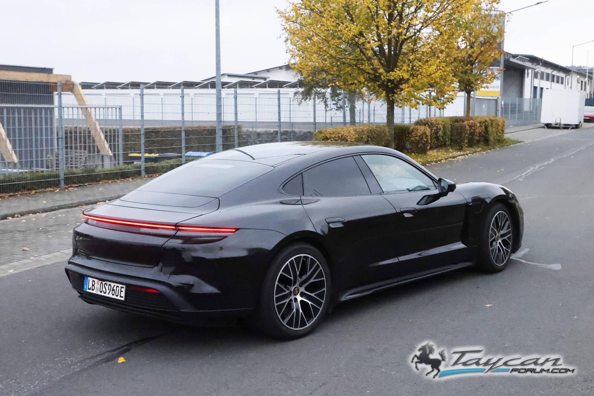Porsche Taycan Facelift 2024 Taycan Sedan and Sport Turismo Test Prototypes Spied (Note: bumper still covered / camouflaged) 📸 Porsche Taycan facelift 15