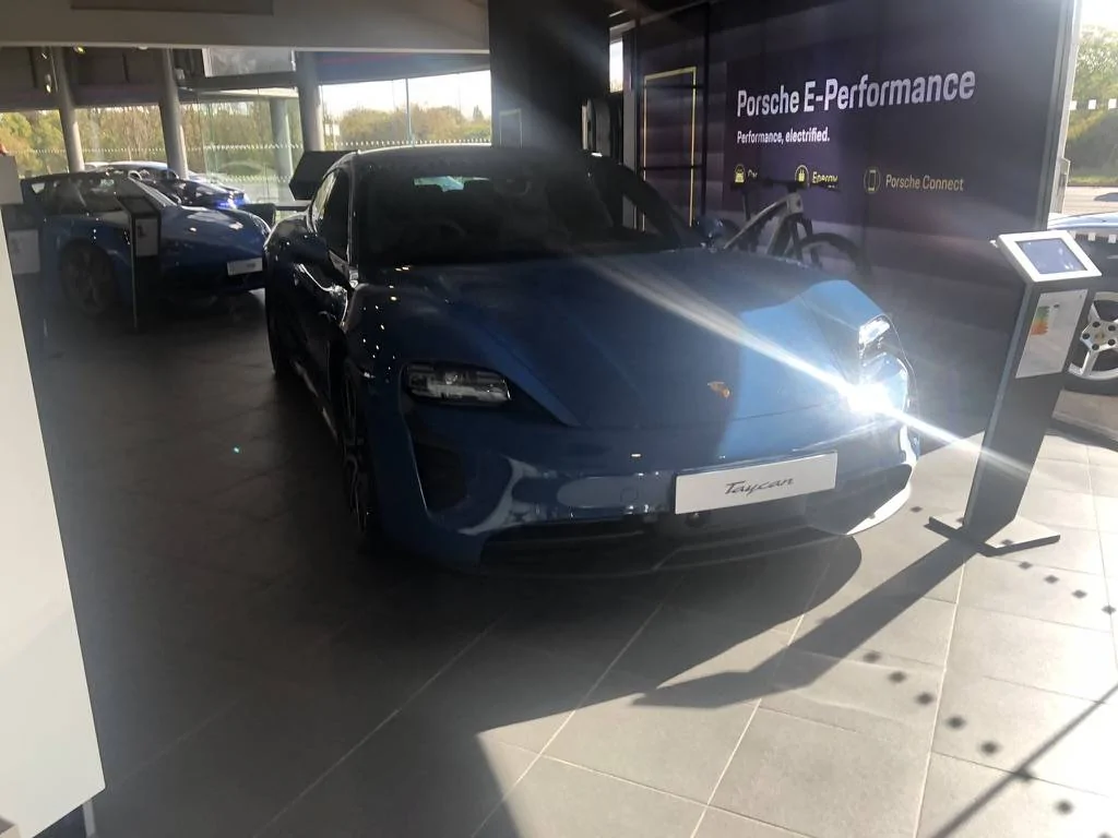 Porsche Taycan NEPTUNE BLUE Taycan Club F1F3A0EC-1108-49FA-B00D-EA0ED0C2A6CD_1_105_c