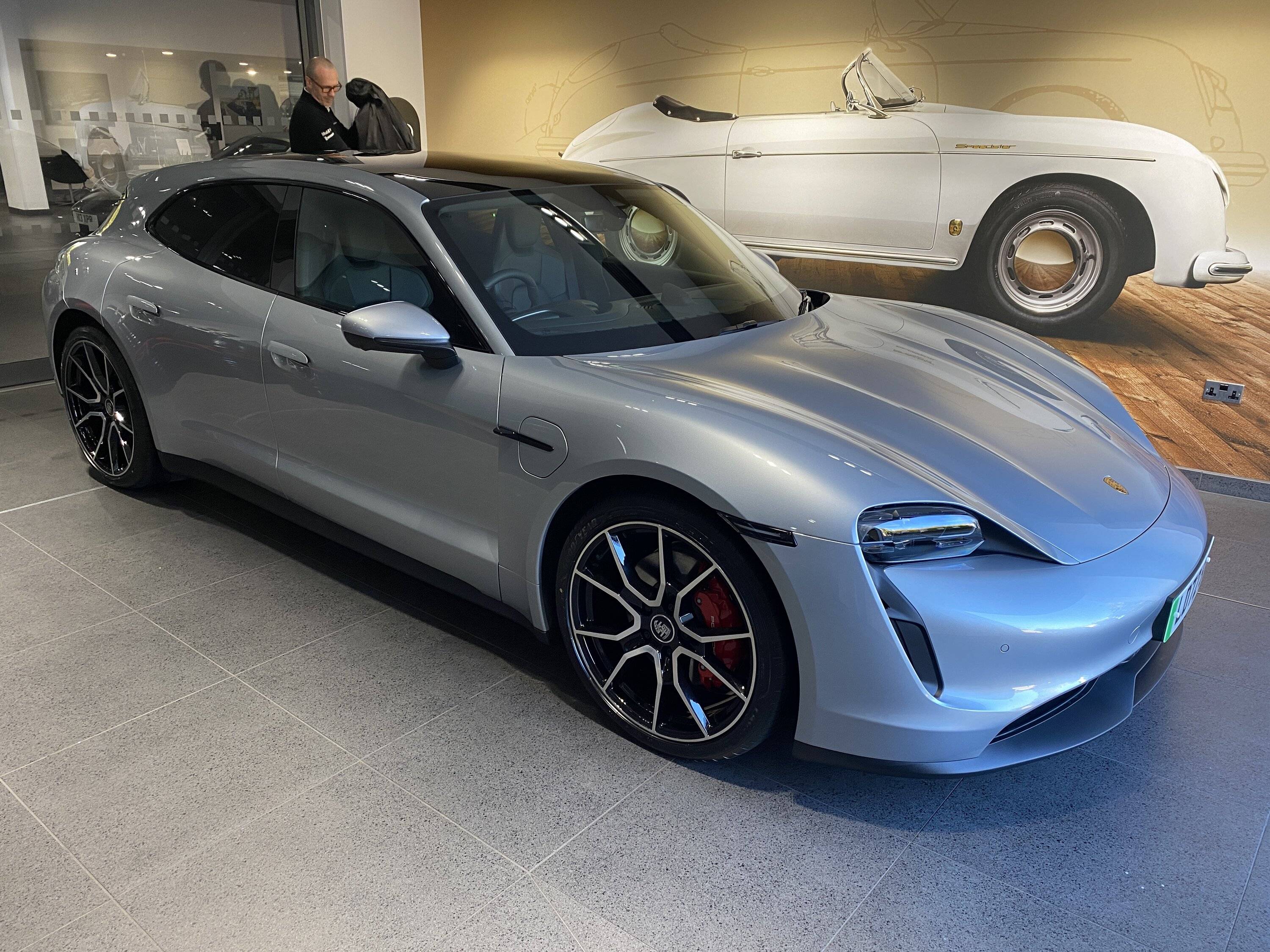 Porsche Taycan DOLOMITE SILVER Taycan Club 20221015_081518280_iOS