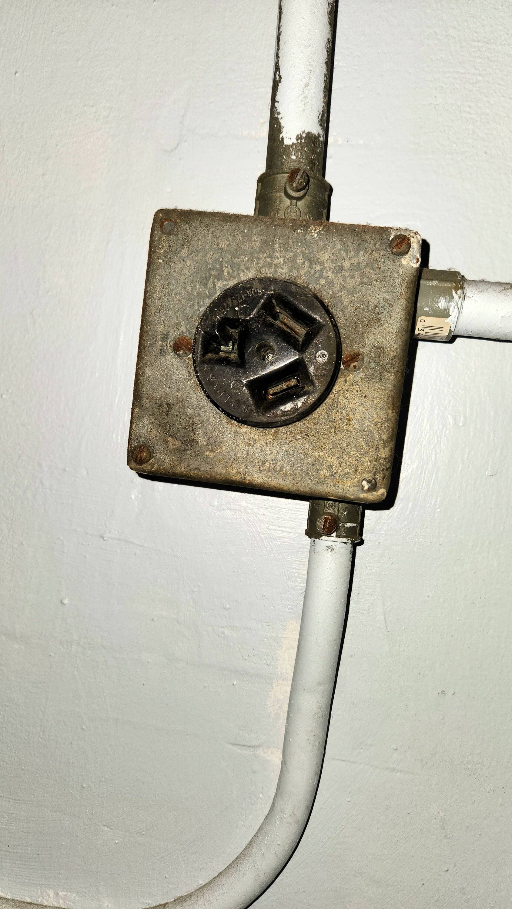 Porsche Taycan Charging from dryer plug 20221031_014524