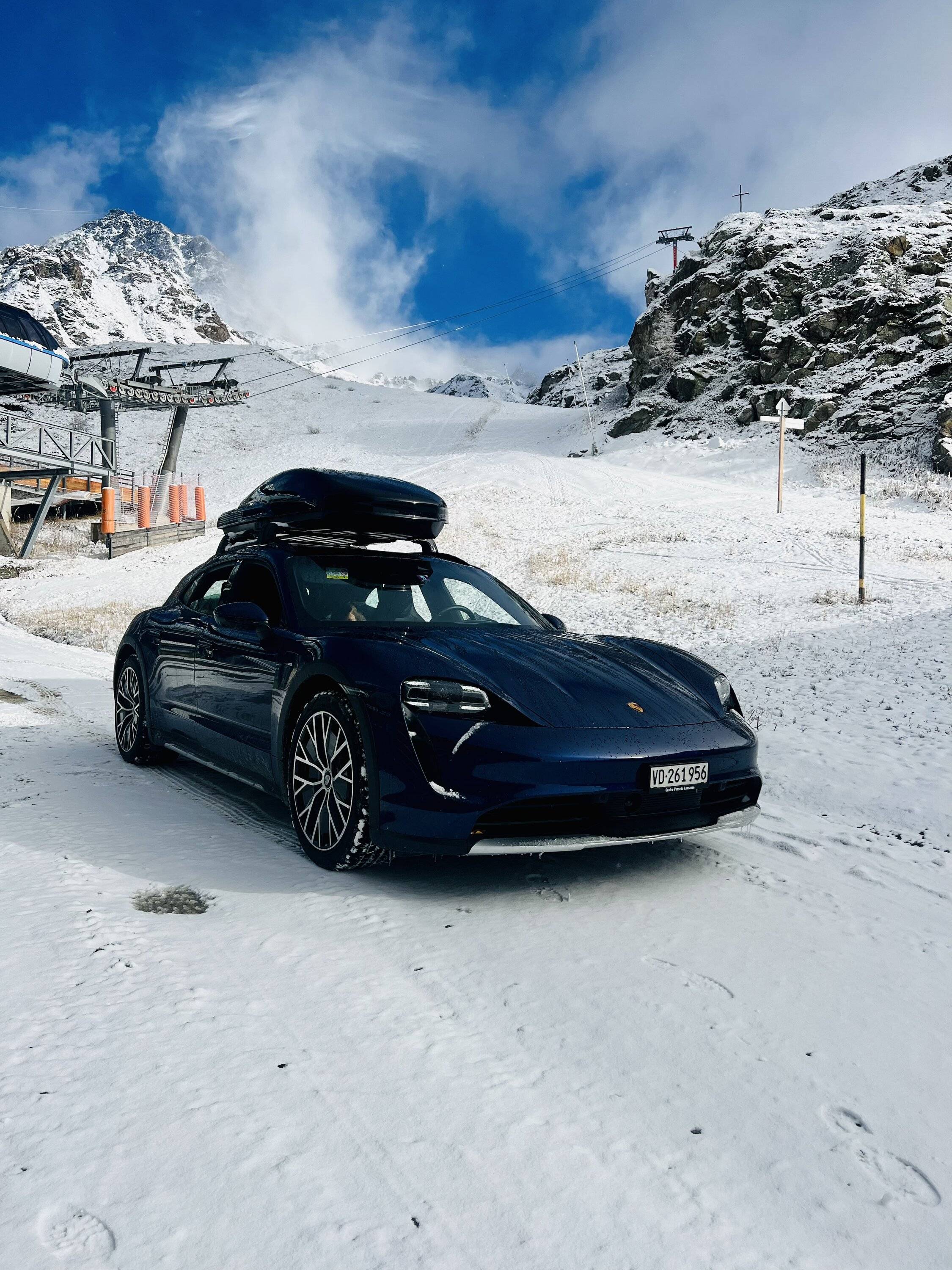 Porsche Taycan Taycan Cross Turismo in snow with Pirelli winter tires, Gravel Mode and roof box 3E725EBF-D00D-45CD-8259-62F05F597AF6