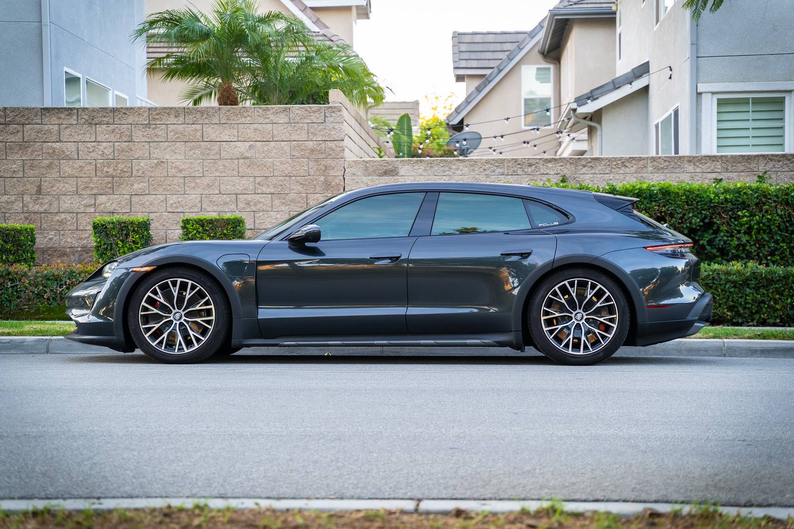 Porsche Taycan Taycan Cross Turismo 4S lowered on Vivid Racing lowering links (photos) 2022-11-12_08-26-07