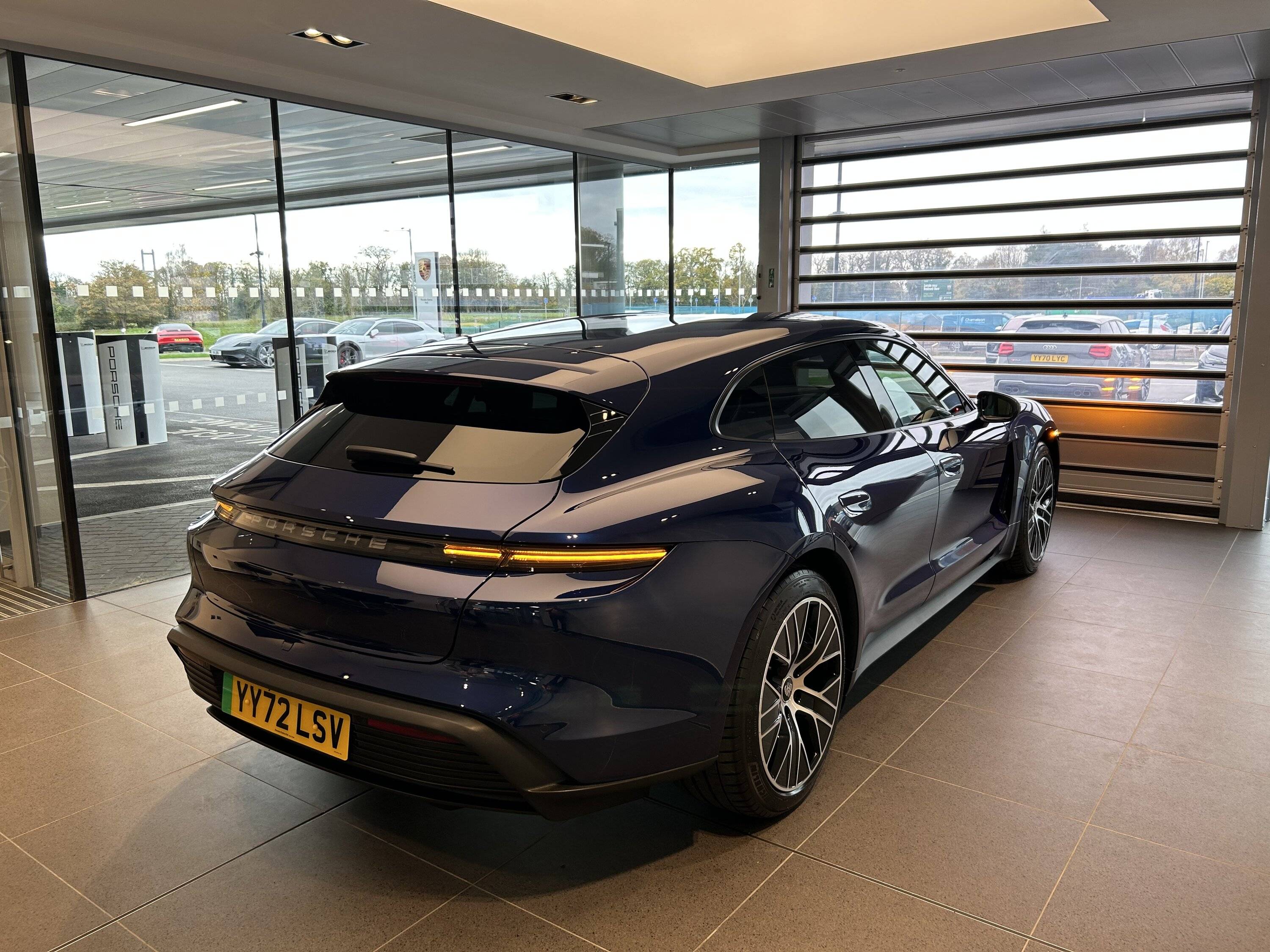 Porsche Taycan GENTIAN BLUE Taycan Club 816AD8EF-3412-4194-8BB1-7F50F63CD0C1