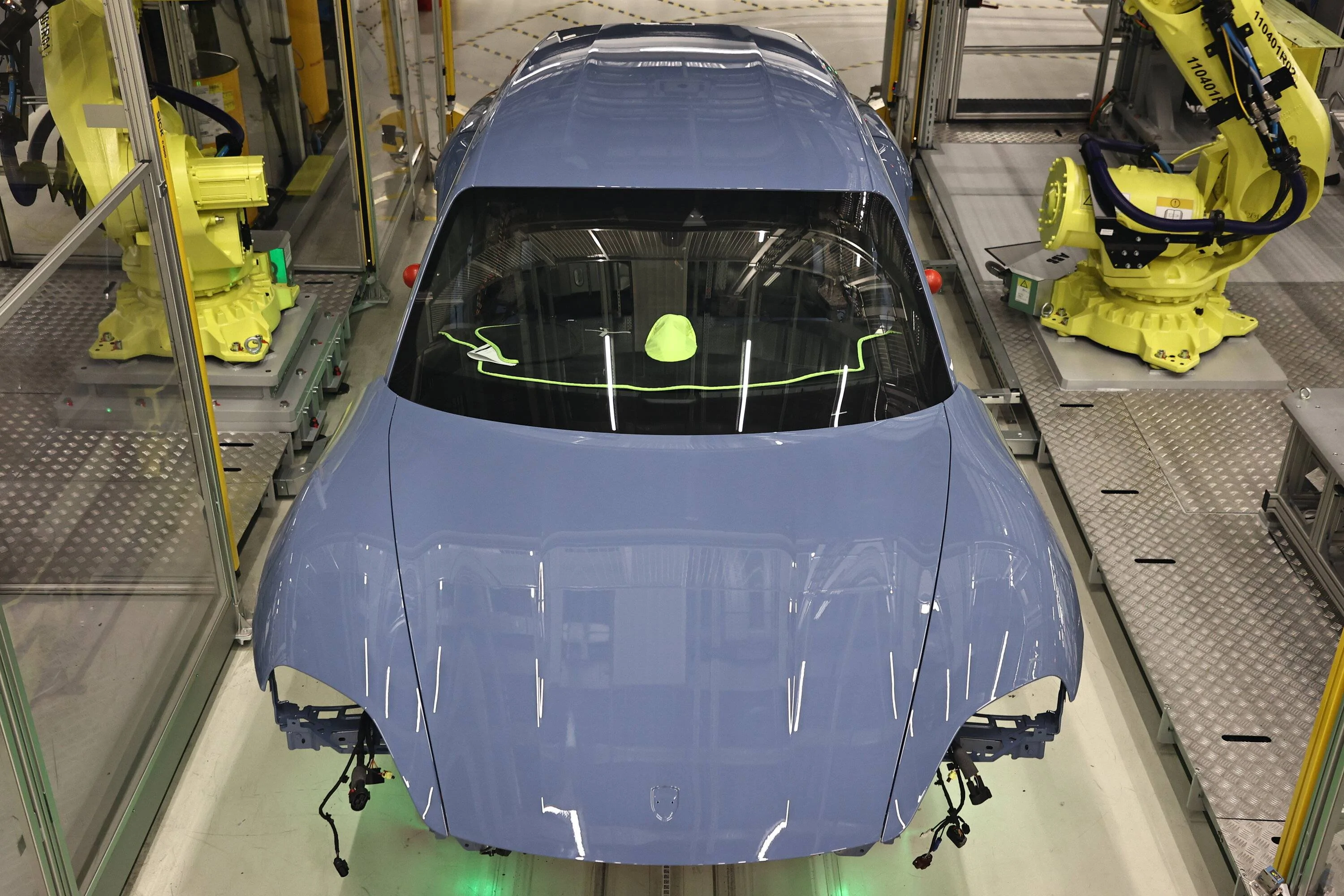Porsche Taycan 📸  How to Find Your Taycan Production Photo From Assembly Line Taycan GTS Sport Turismo vorn oben (9) Kopi