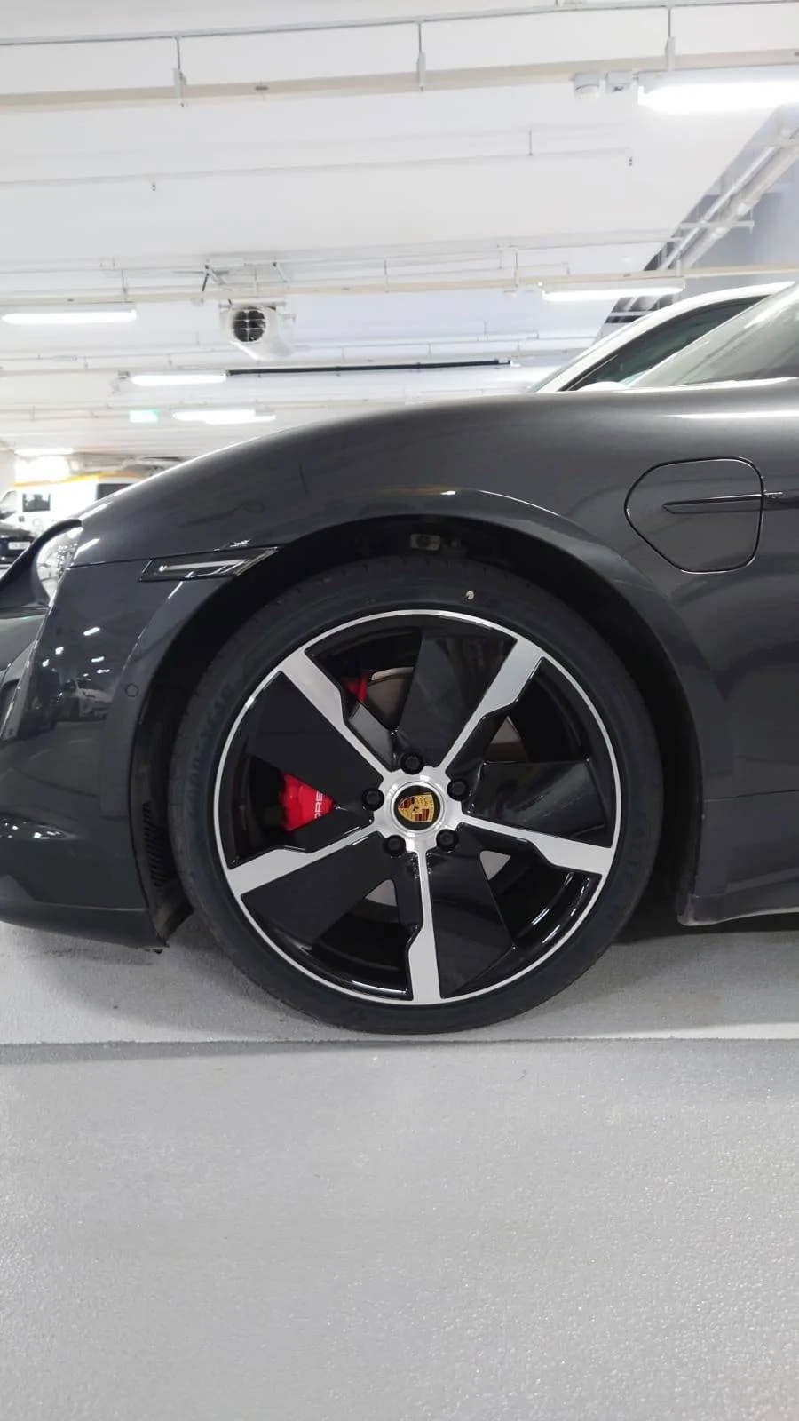 Porsche Taycan Wheel gap increased after switching from 20" Turbo Aero to 21" Taycan Exclusive 2