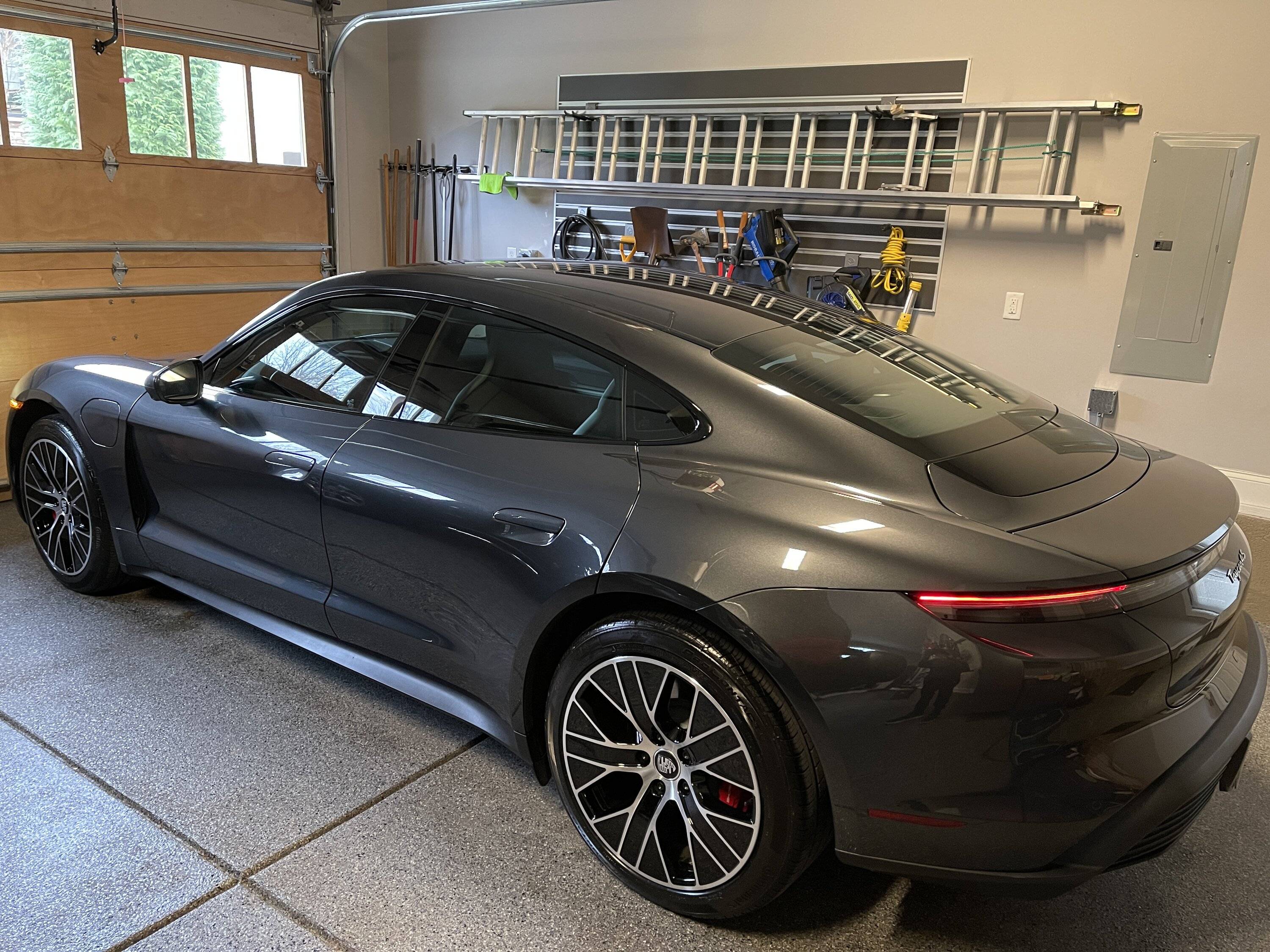 Porsche Taycan 2022 Taycan Turbo Aero Wheels and Tires - For sale 0294CA09-B948-4F05-BBC9-1A67F0047383