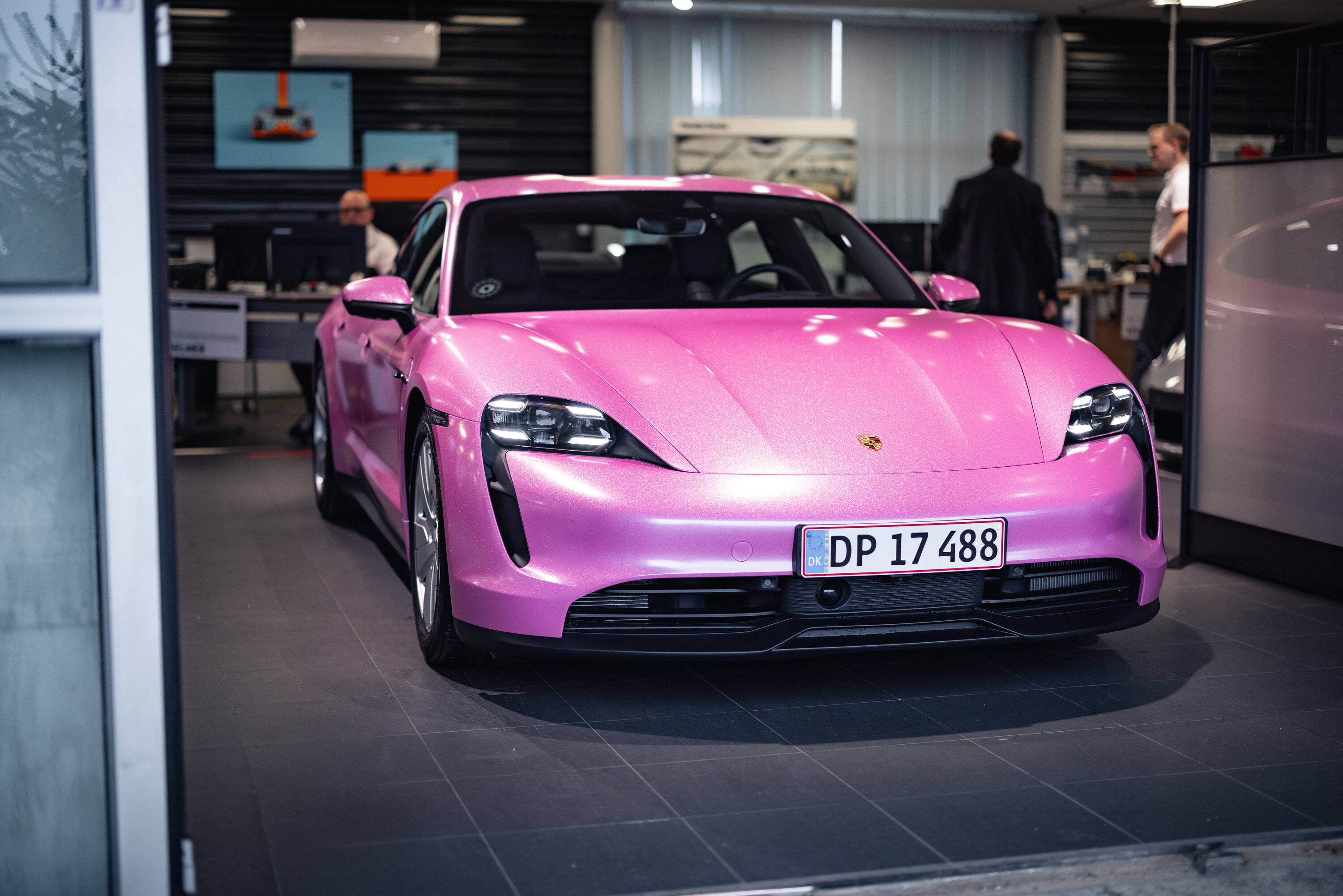 Porsche Taycan Pink Wrapped Taycan pca_29nov22-791