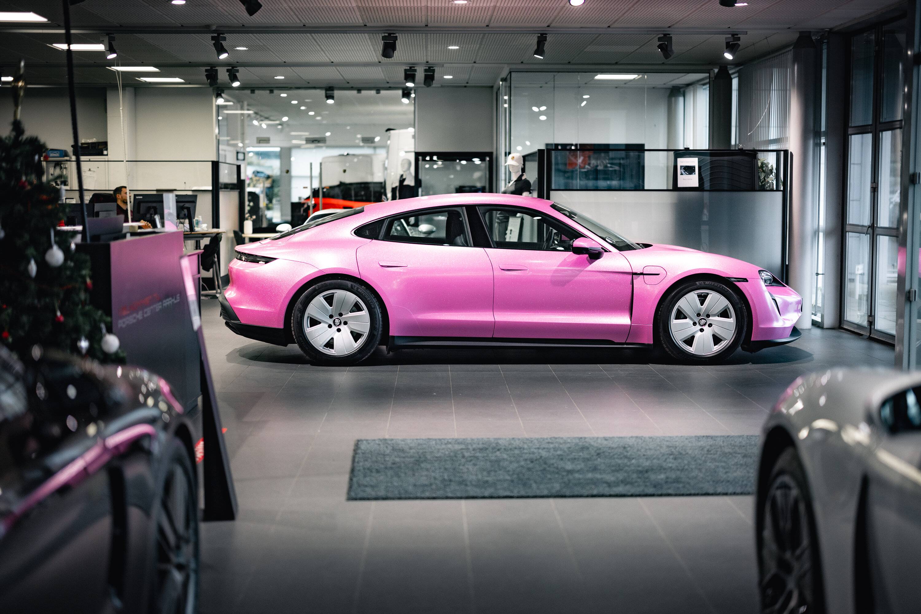 Porsche Taycan Pink Wrapped Taycan pca_29nov22-755