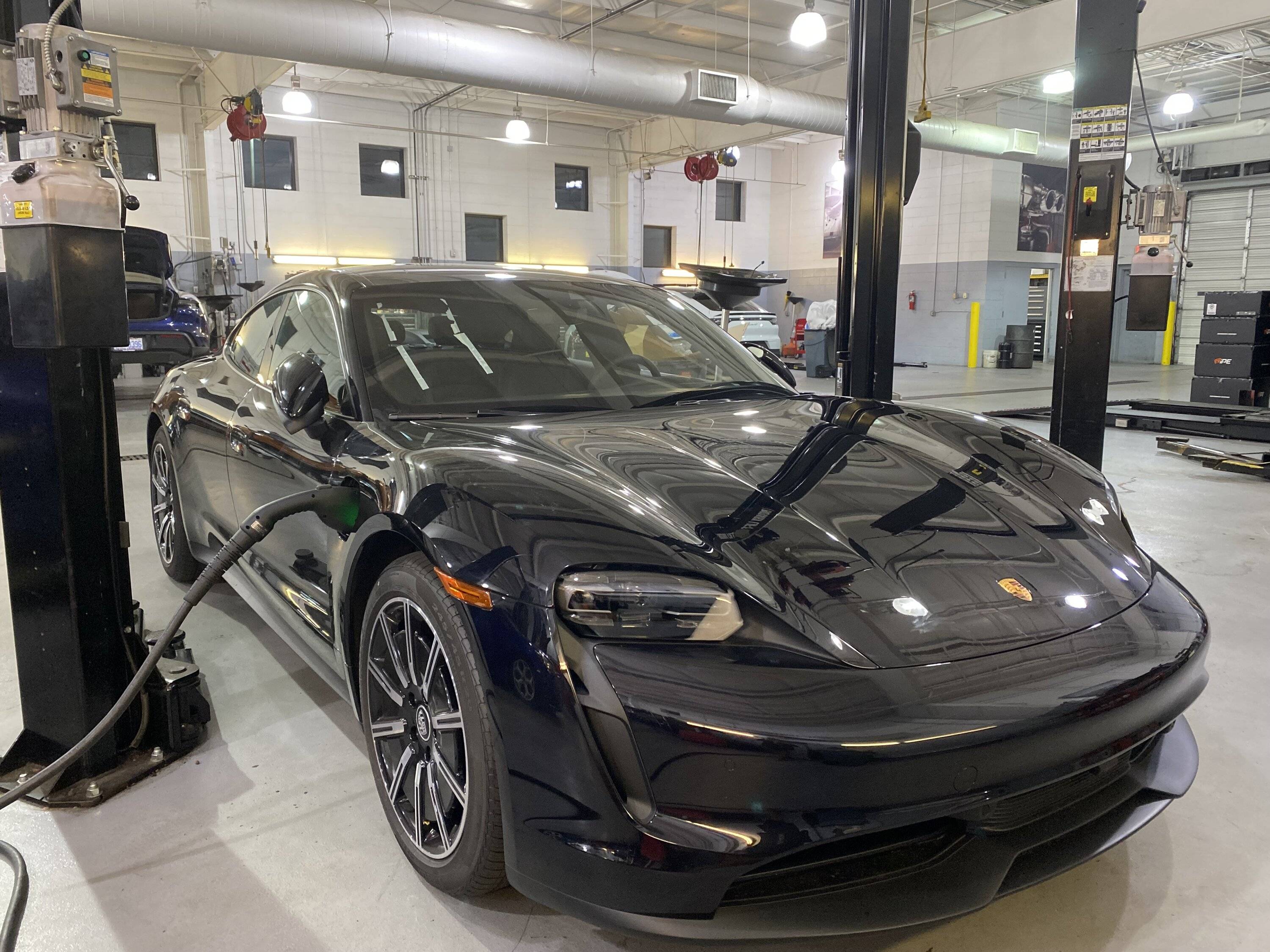 Porsche Taycan Is the internal rear view mirror adjustable? 2023 Taycan