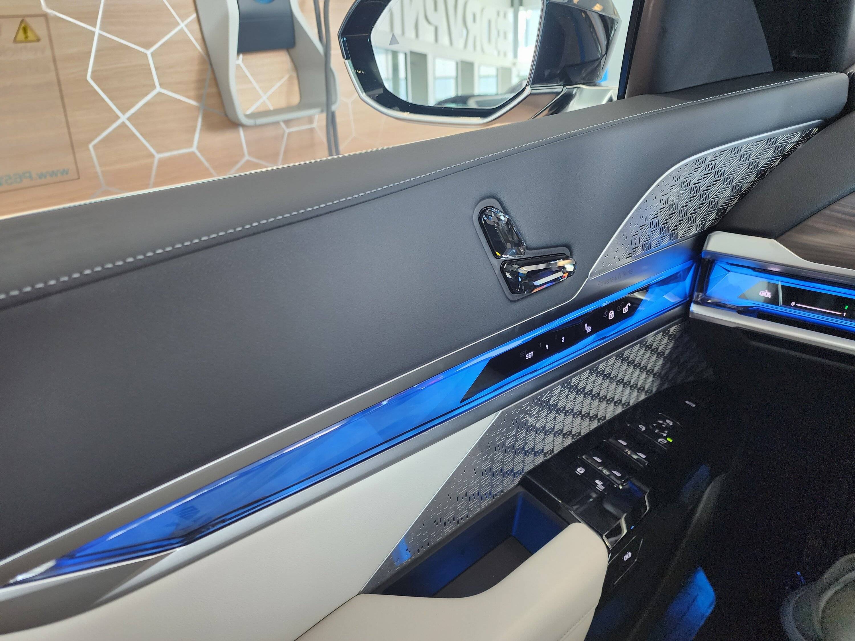 Porsche Taycan BMW i7 20221203_125512