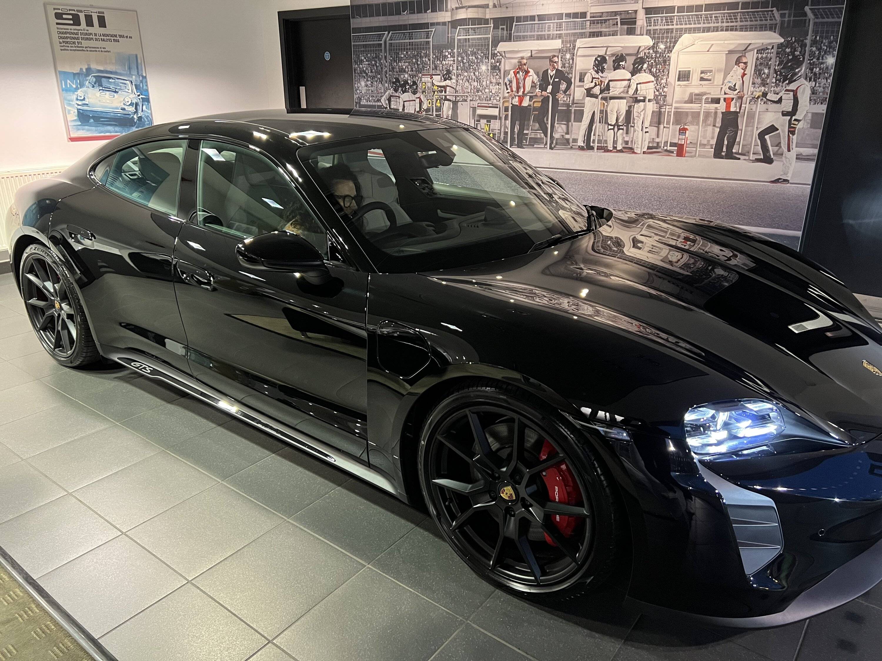 Porsche Taycan BLACK / JET BLACK Taycan Club ACB9FB64-F6A8-4BAB-BFB5-720C9F448449