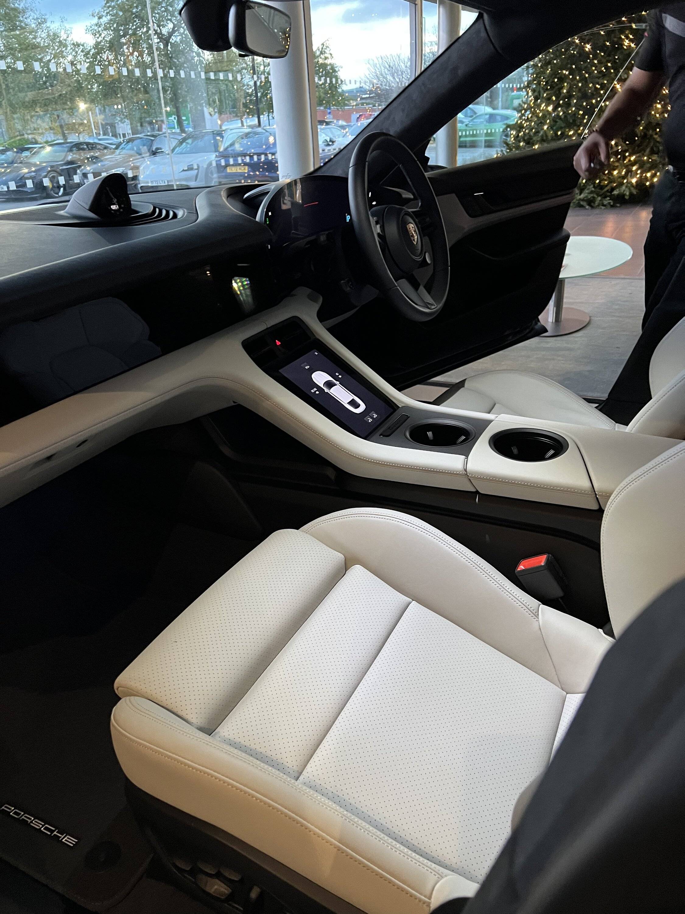 Porsche Taycan BLACK / JET BLACK Taycan Club 5754DDB6-E842-4D8E-90EF-39E60096AE0F