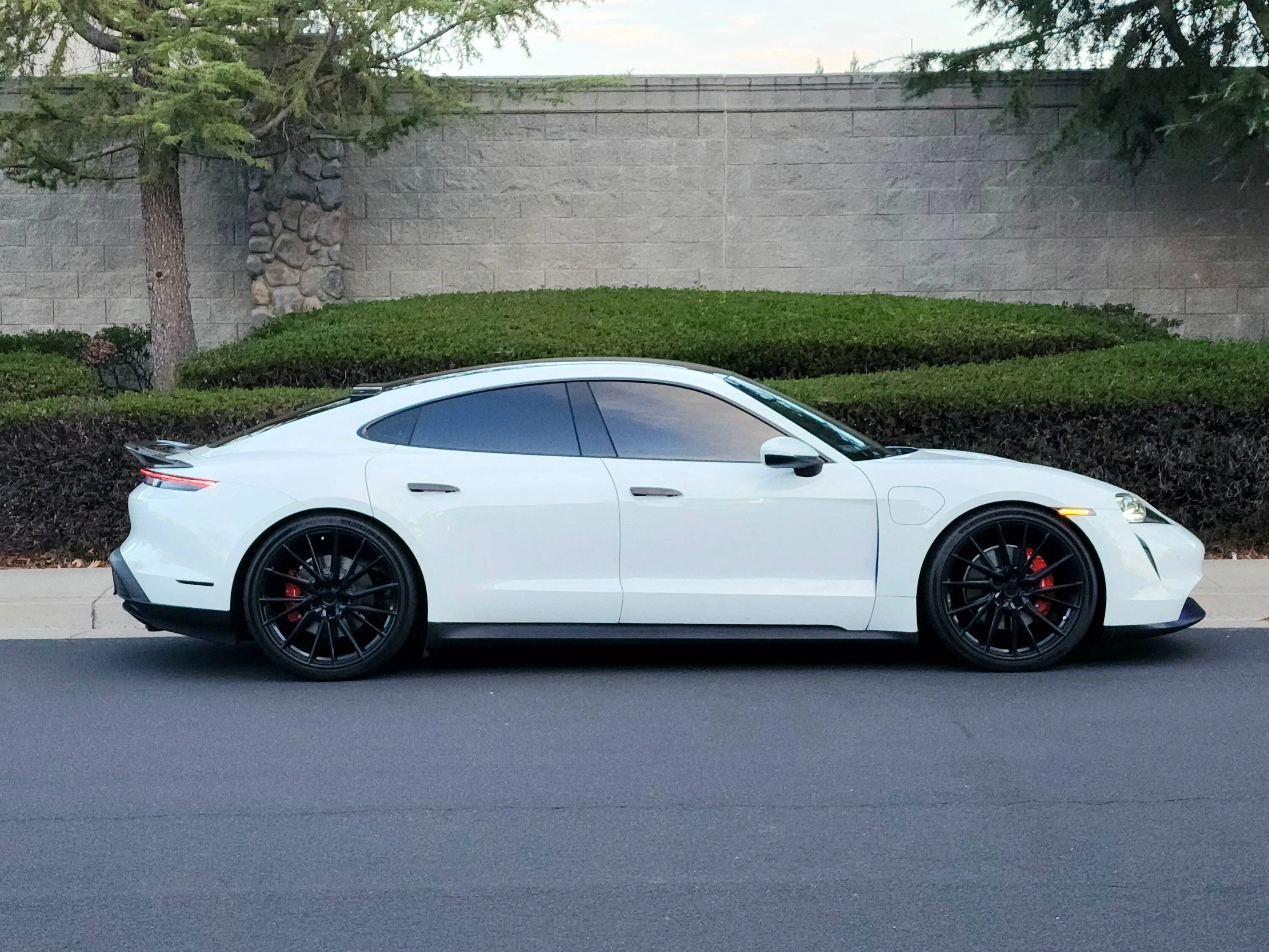 Porsche Taycan Photo Request: High Gloss Black Door Handles 20221017_181538