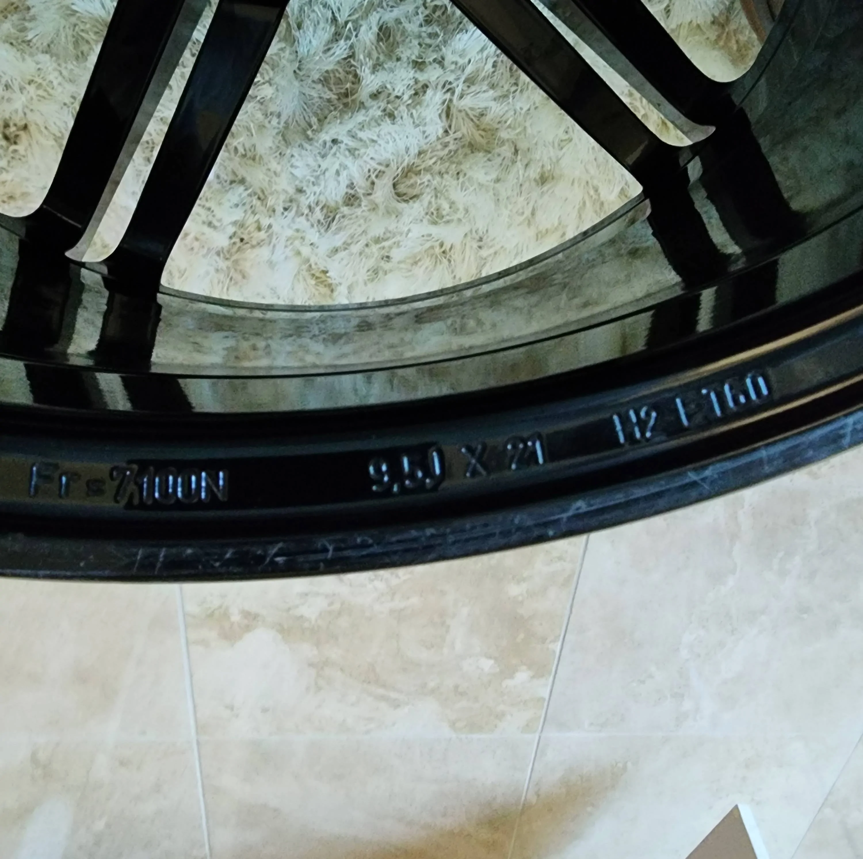 Porsche Taycan Taycan 21x9.5 Mission E front wheel 20221210_090037
