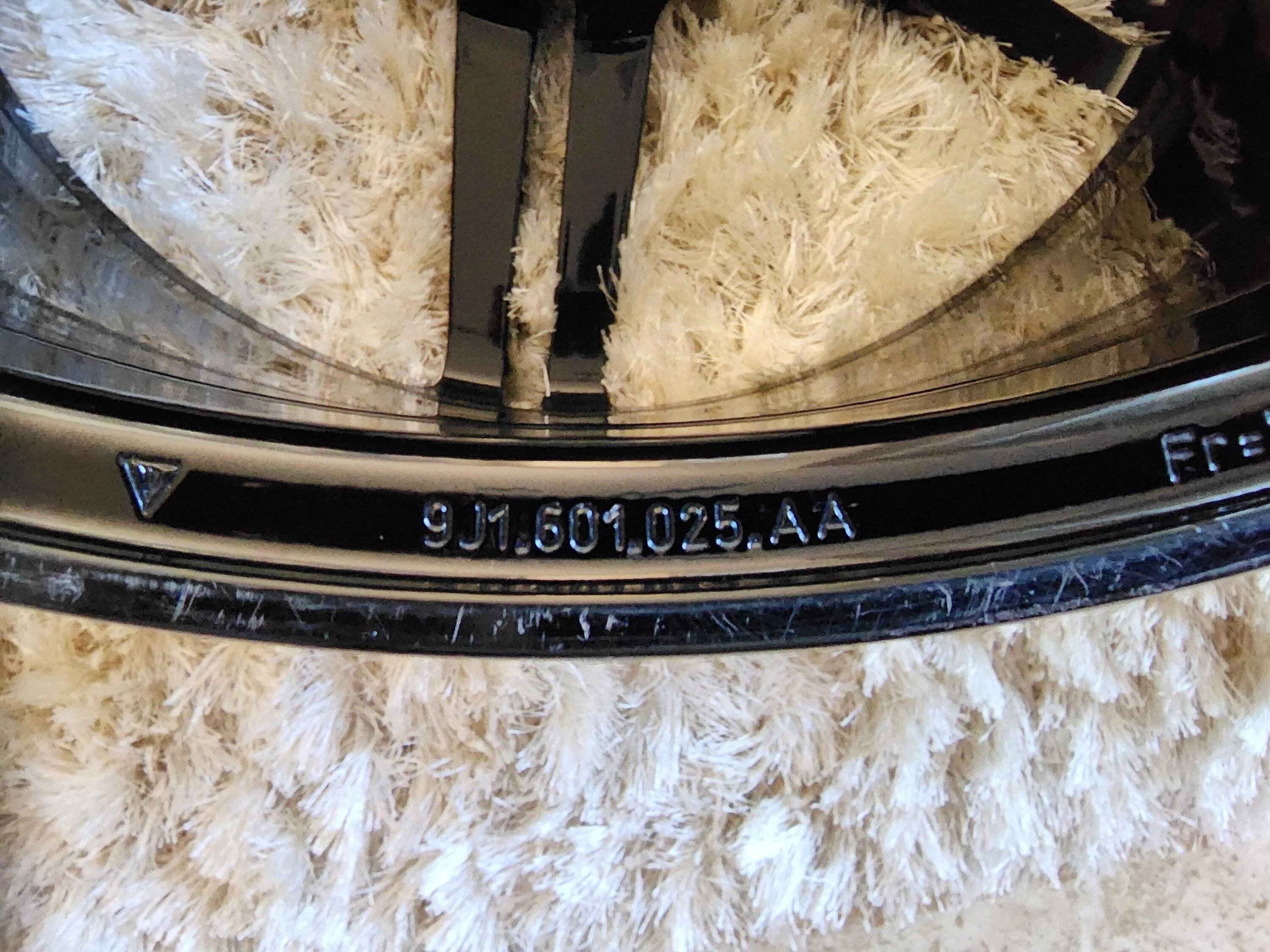 Porsche Taycan Taycan 21x9.5 Mission E front wheel 20221210_090138