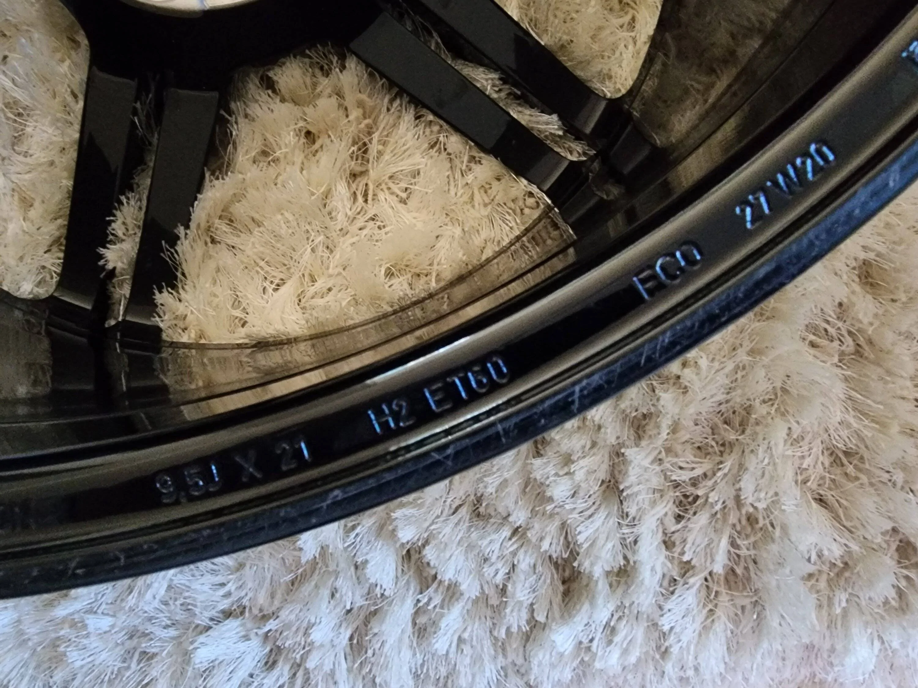 Porsche Taycan Taycan 21x9.5 Mission E front wheel 20221210_090156