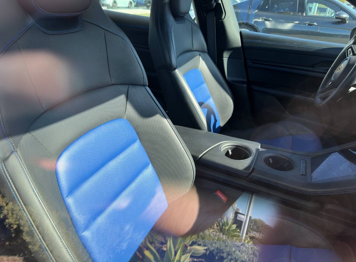 Porsche Taycan Speed Blue Stitching 769F2B00-3FD1-451B-82A1-15483300AEDB
