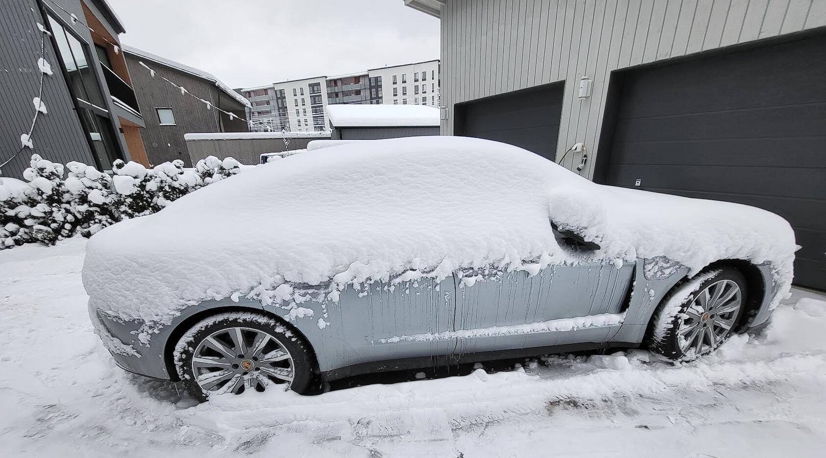 Porsche Taycan It’s snowing ….. 1670861268895