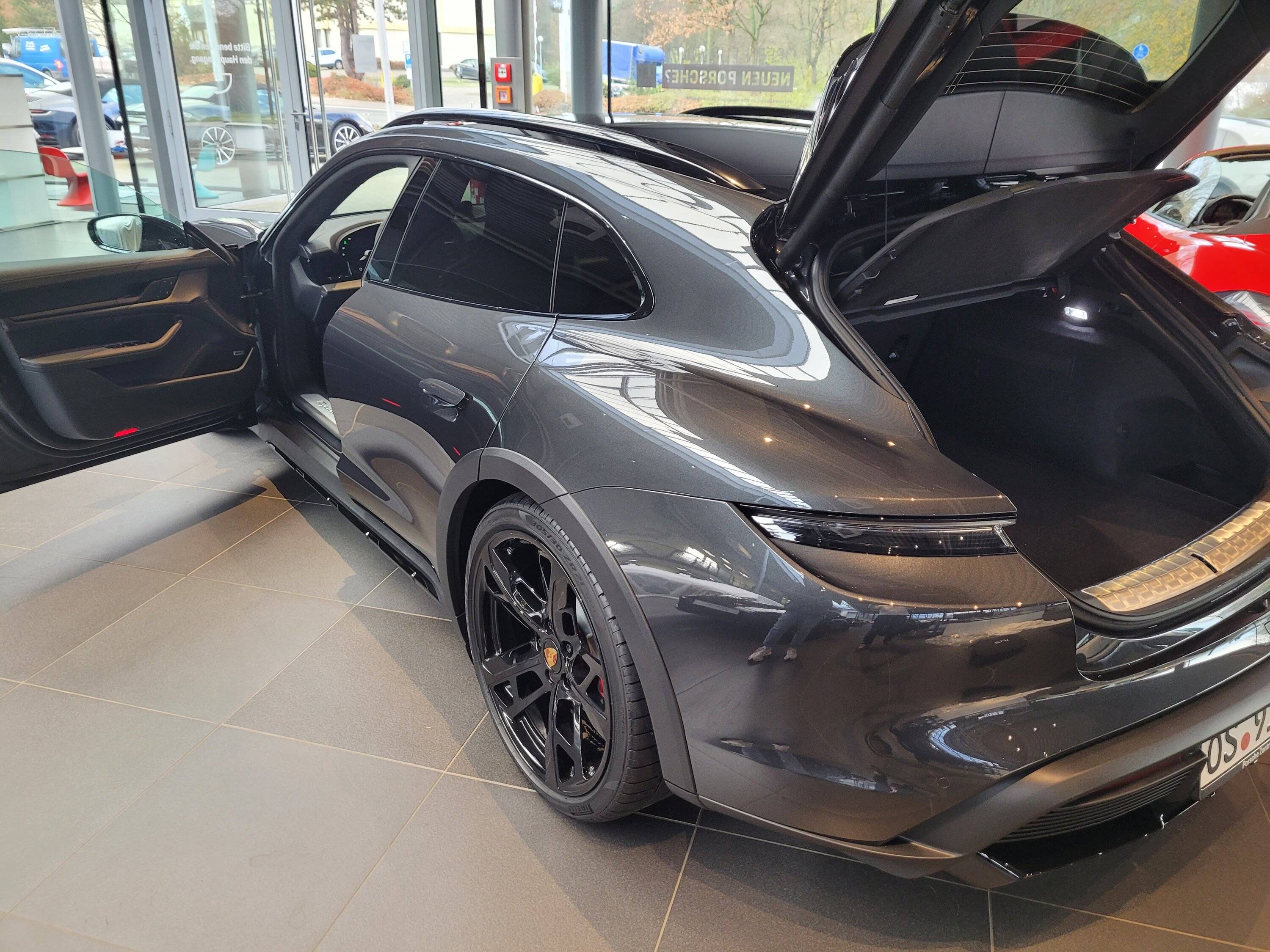 Porsche Taycan VOLCANO GREY Taycan Club 20221209_144927