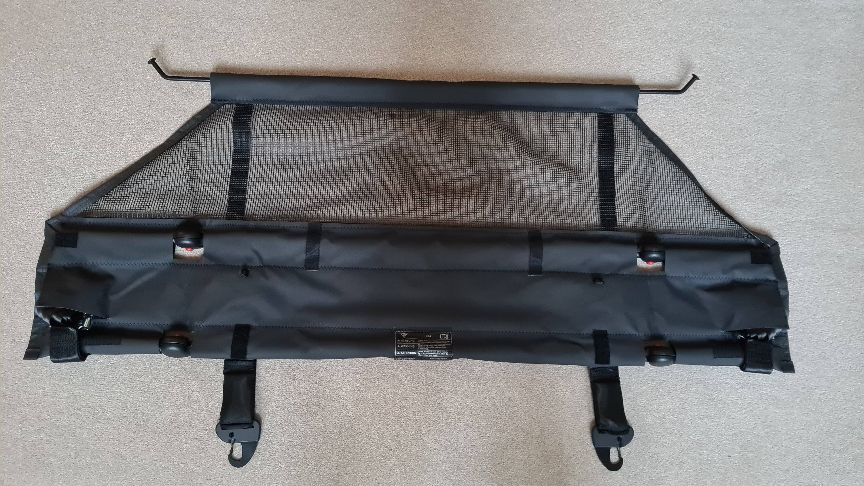 Porsche Taycan Loadspace Partition Net 20221221_131317