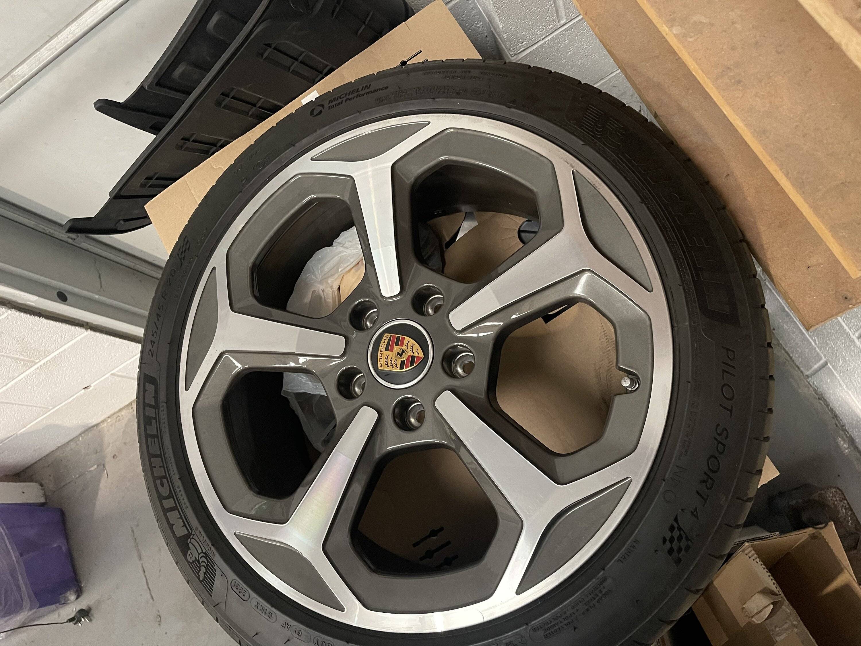 Porsche Taycan wheels tyres E6685FD3-305F-4263-BD6D-77C732AC78D1