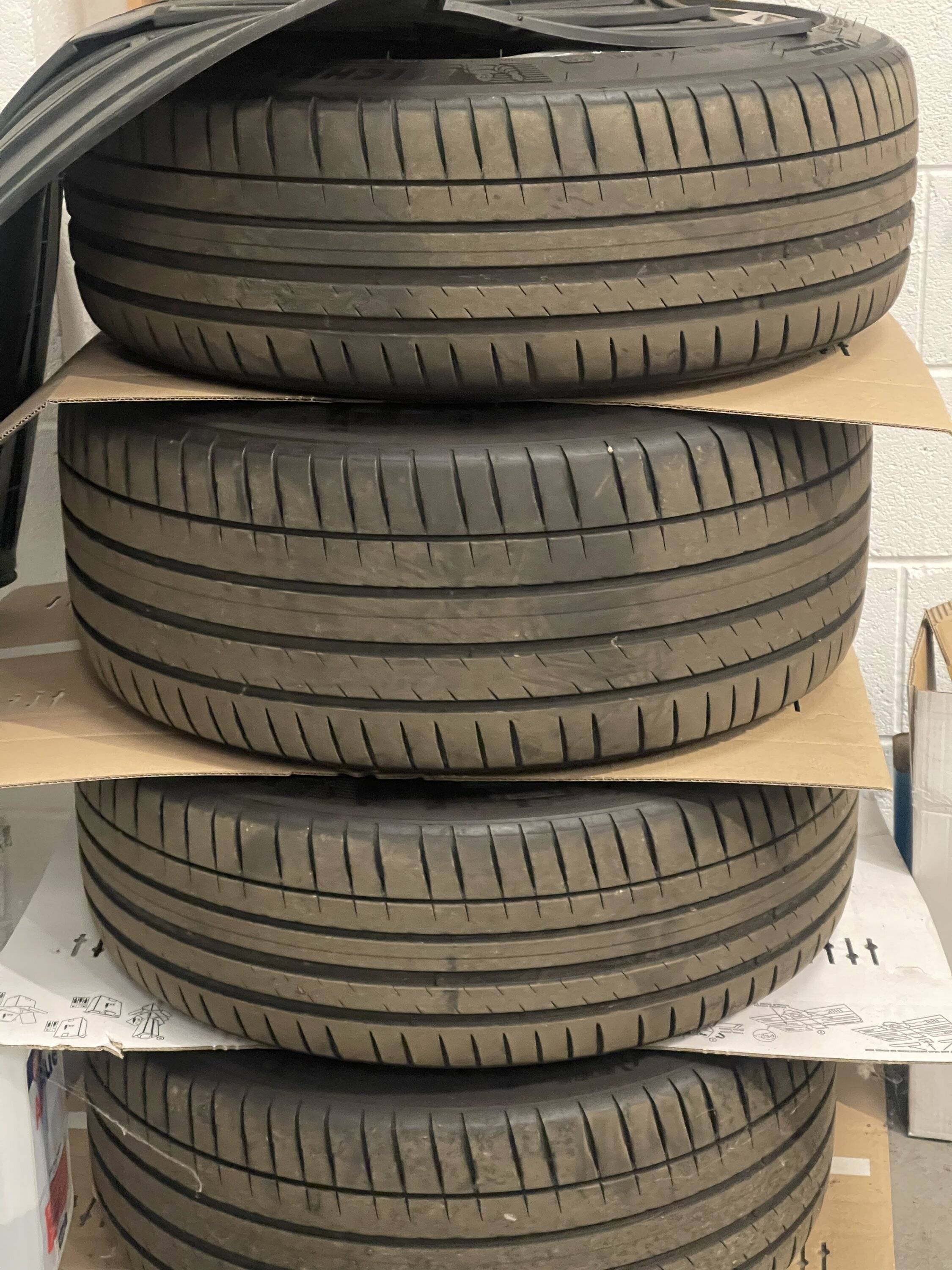 Porsche Taycan wheels tyres 477044AE-5DA8-4AEC-8966-6D702E16A99F