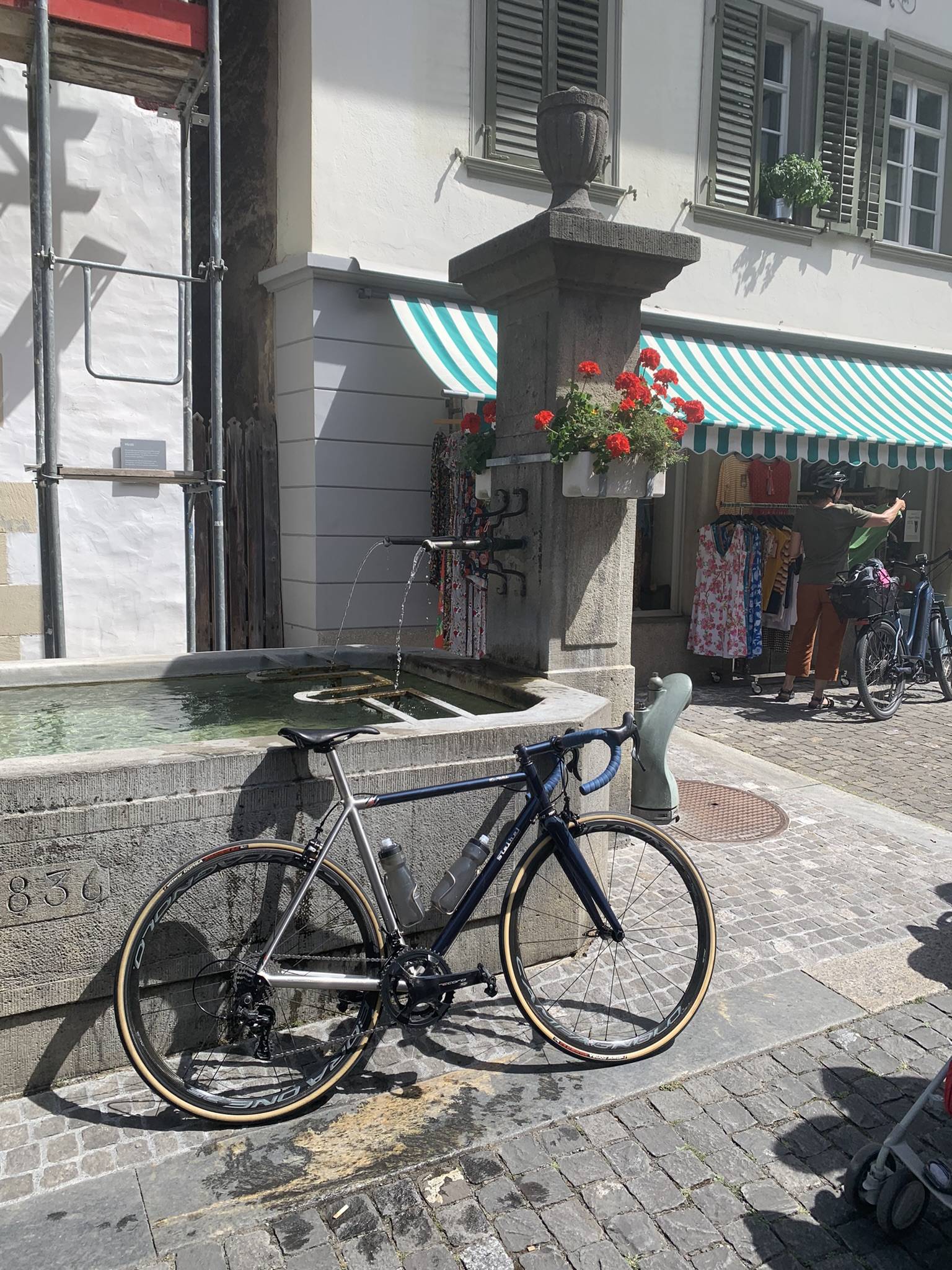 Porsche Taycan Taycan and road bicycles transport options 511DBF10-9A5E-4D8A-A87E-0741EBB430FE