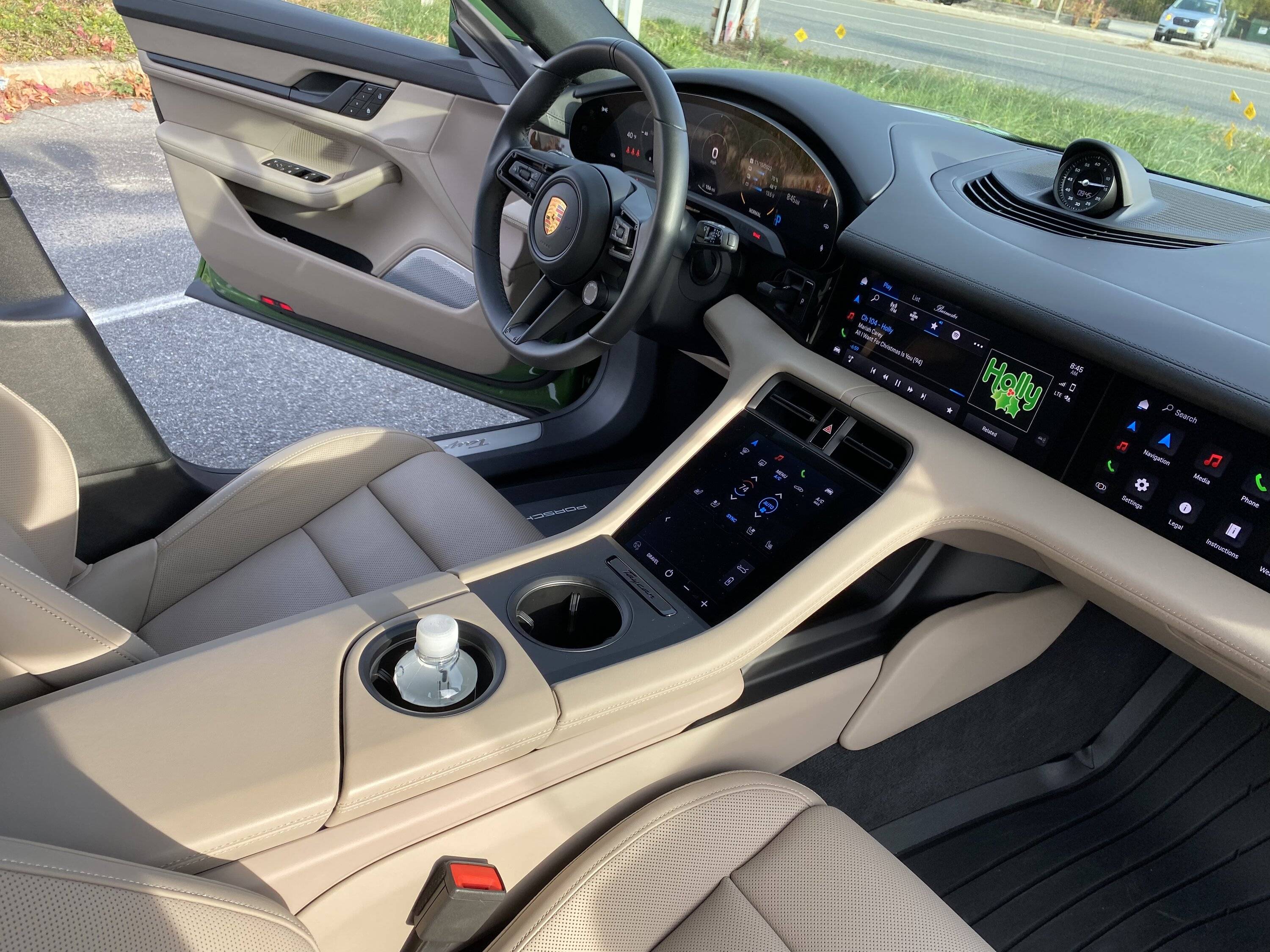 Porsche Taycan Help with interior colors for Mamba Green A293865E-3E8D-41B4-B54E-9D8BD4FE088F