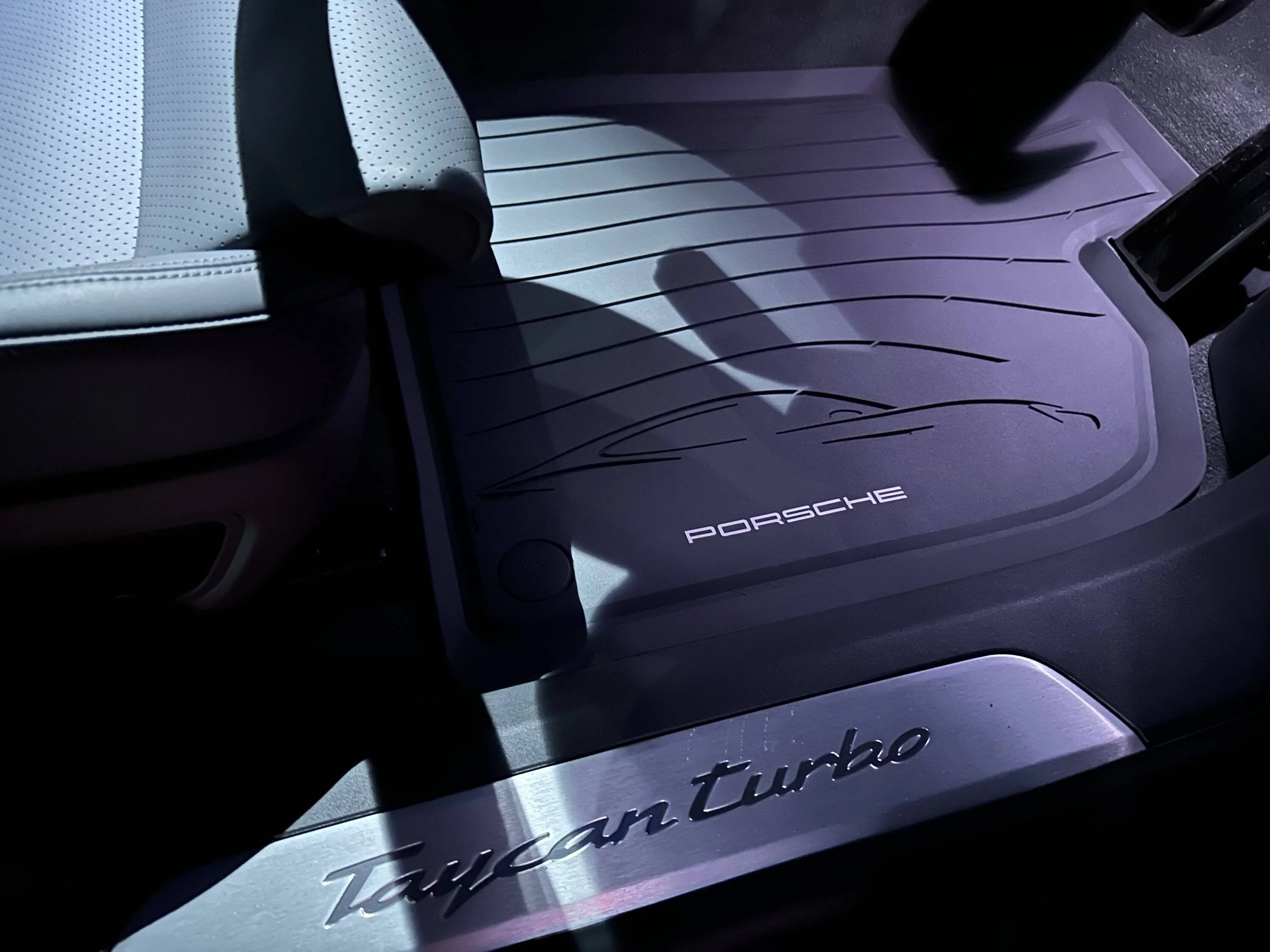 Porsche Taycan Taycan Turbo Sport Turismo arrives in the cold and dark! 7A2C7A82-7FEB-4C6C-ACD4-967594D733E9
