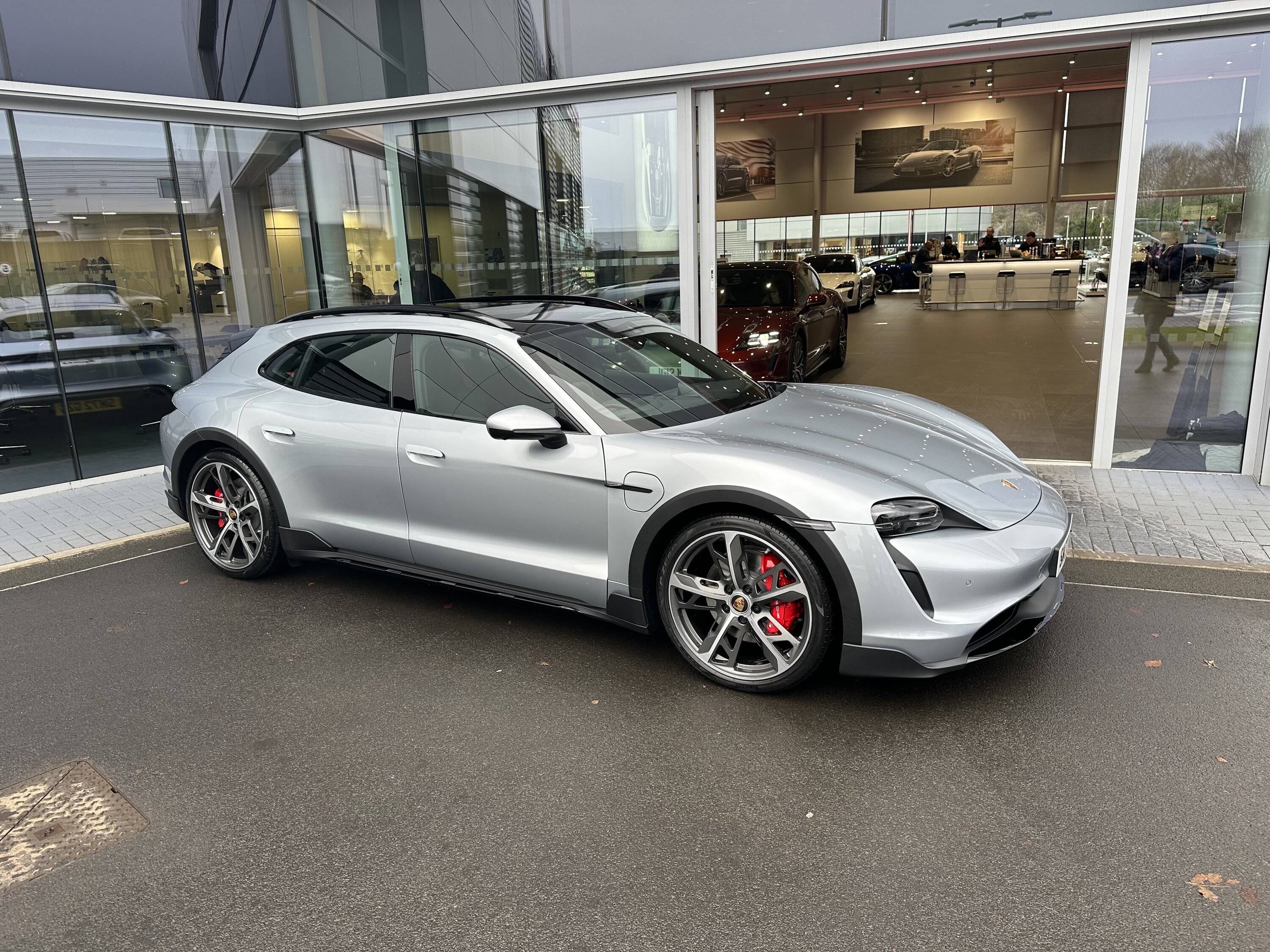 Porsche Taycan DOLOMITE SILVER Taycan Club 9DEED661-0285-4D92-AE5F-E45FEBD42B1E