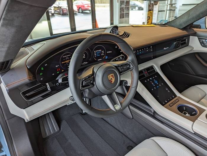 Porsche Taycan FROZEN BLUE Taycan Club GTS_interior