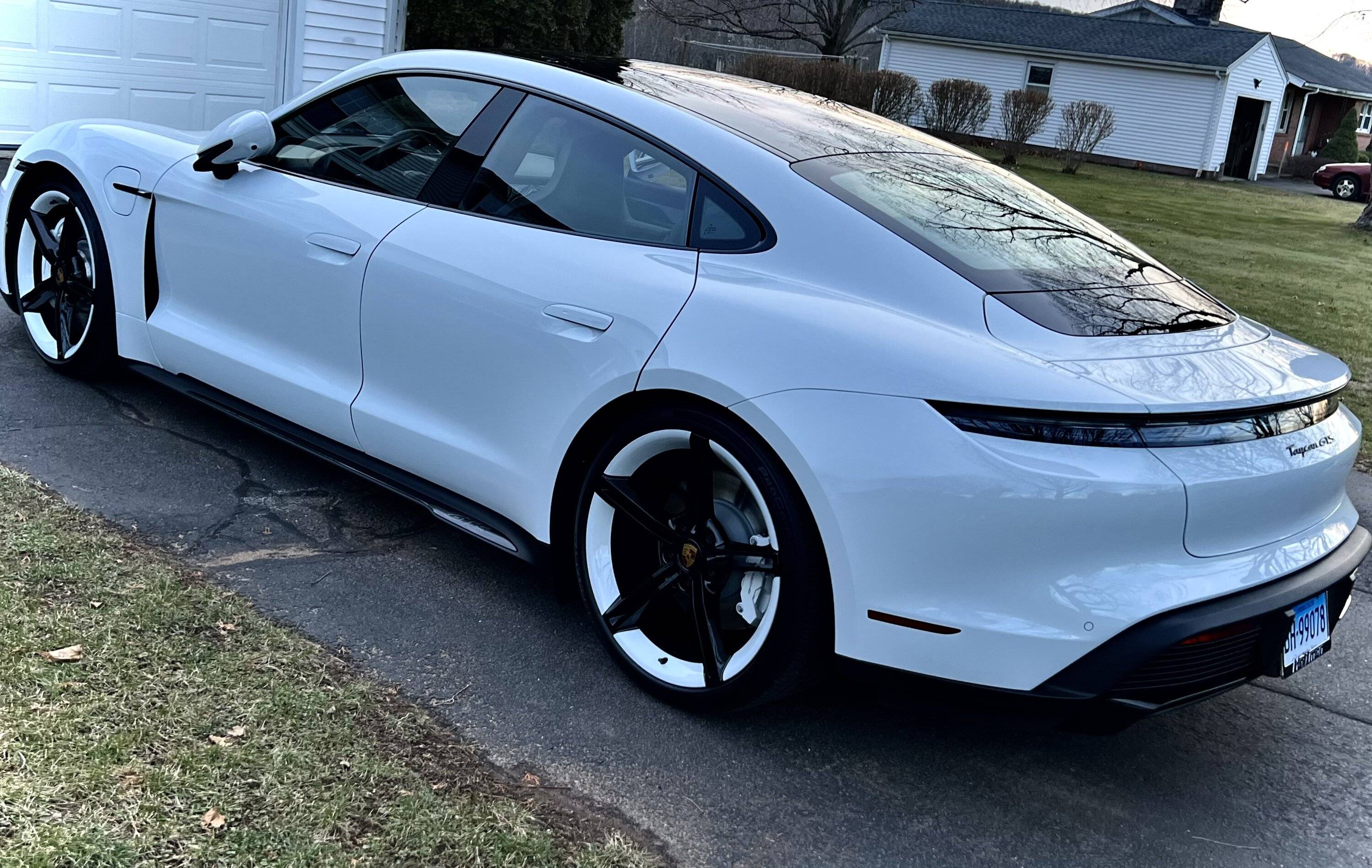 Porsche Taycan CARRARA WHITE Taycan Club FE7AC977-675C-475A-9E13-F53DCAB96A2E