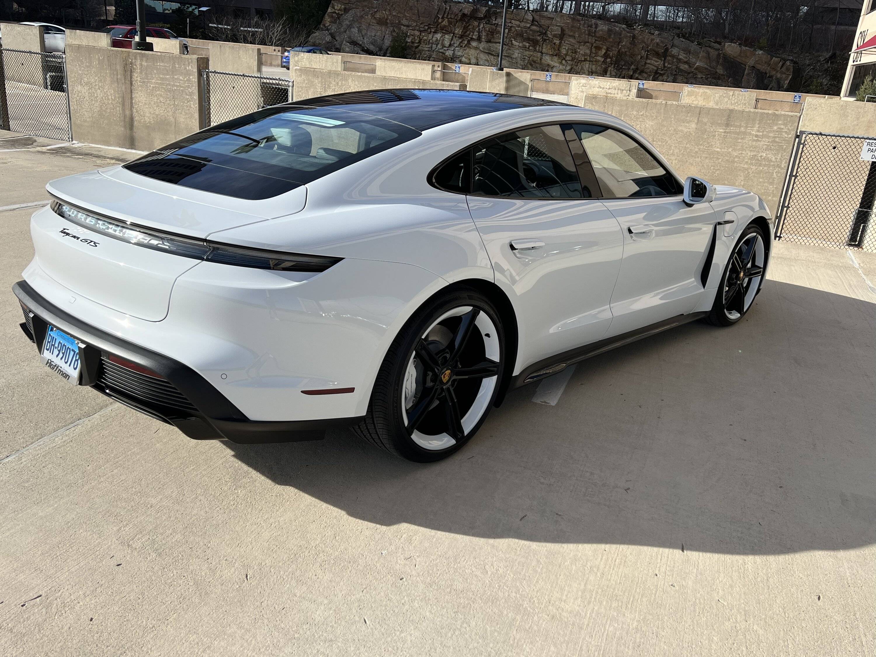 Porsche Taycan CARRARA WHITE Taycan Club 65588CDF-DD89-43EB-B1BD-C0A79E0BC10F