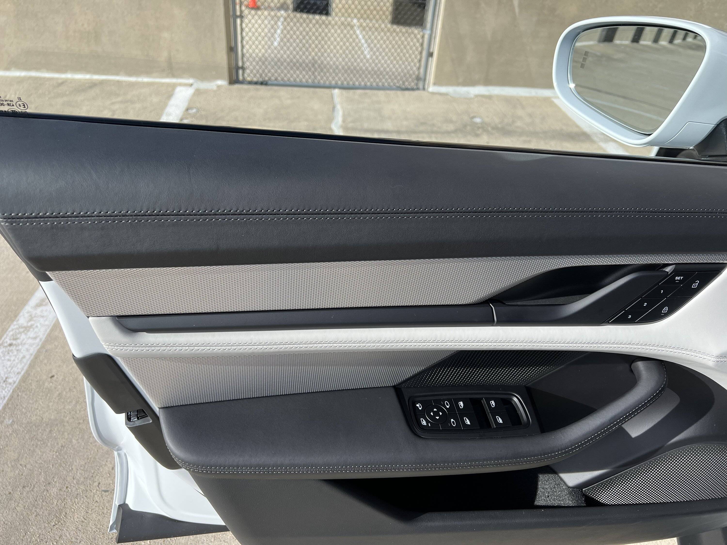 Porsche Taycan CARRARA WHITE Taycan Club B4E614BE-2483-4B0A-87DA-C3D362072E01