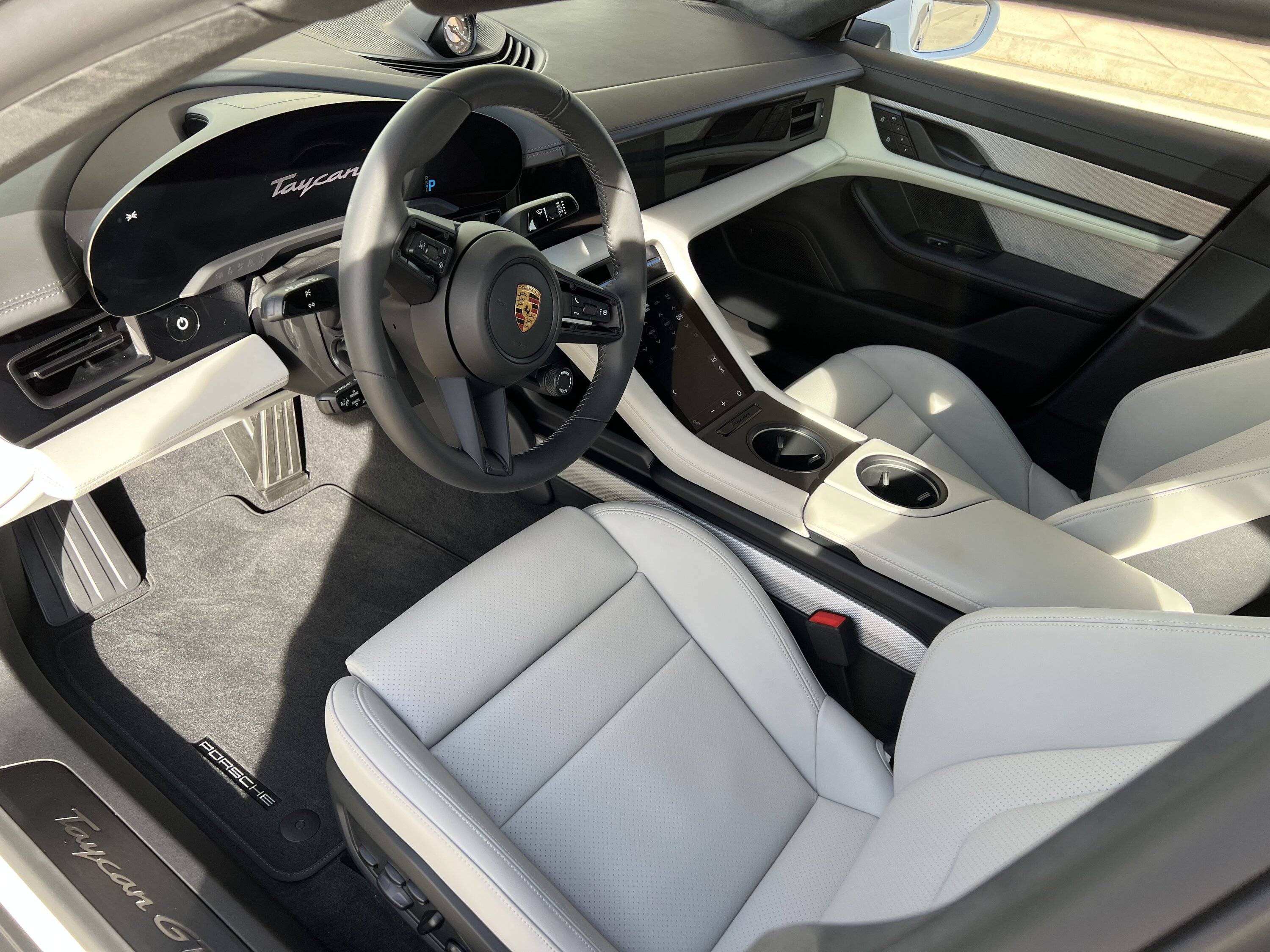 Porsche Taycan CARRARA WHITE Taycan Club 42D98049-2F93-4983-968A-0F1853277EEE