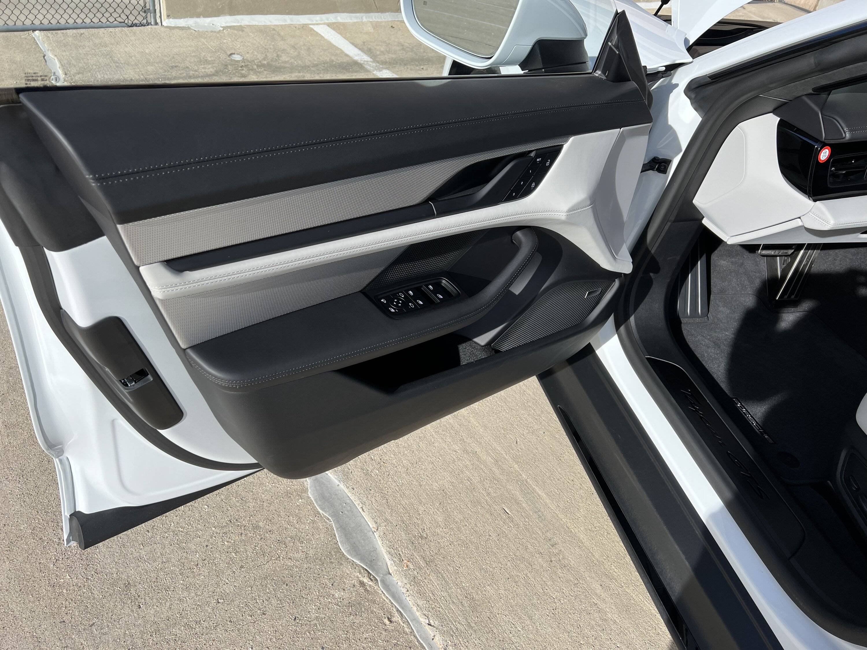 Porsche Taycan CARRARA WHITE Taycan Club D6EC32B0-916B-446B-A808-D9CB74D21B4B