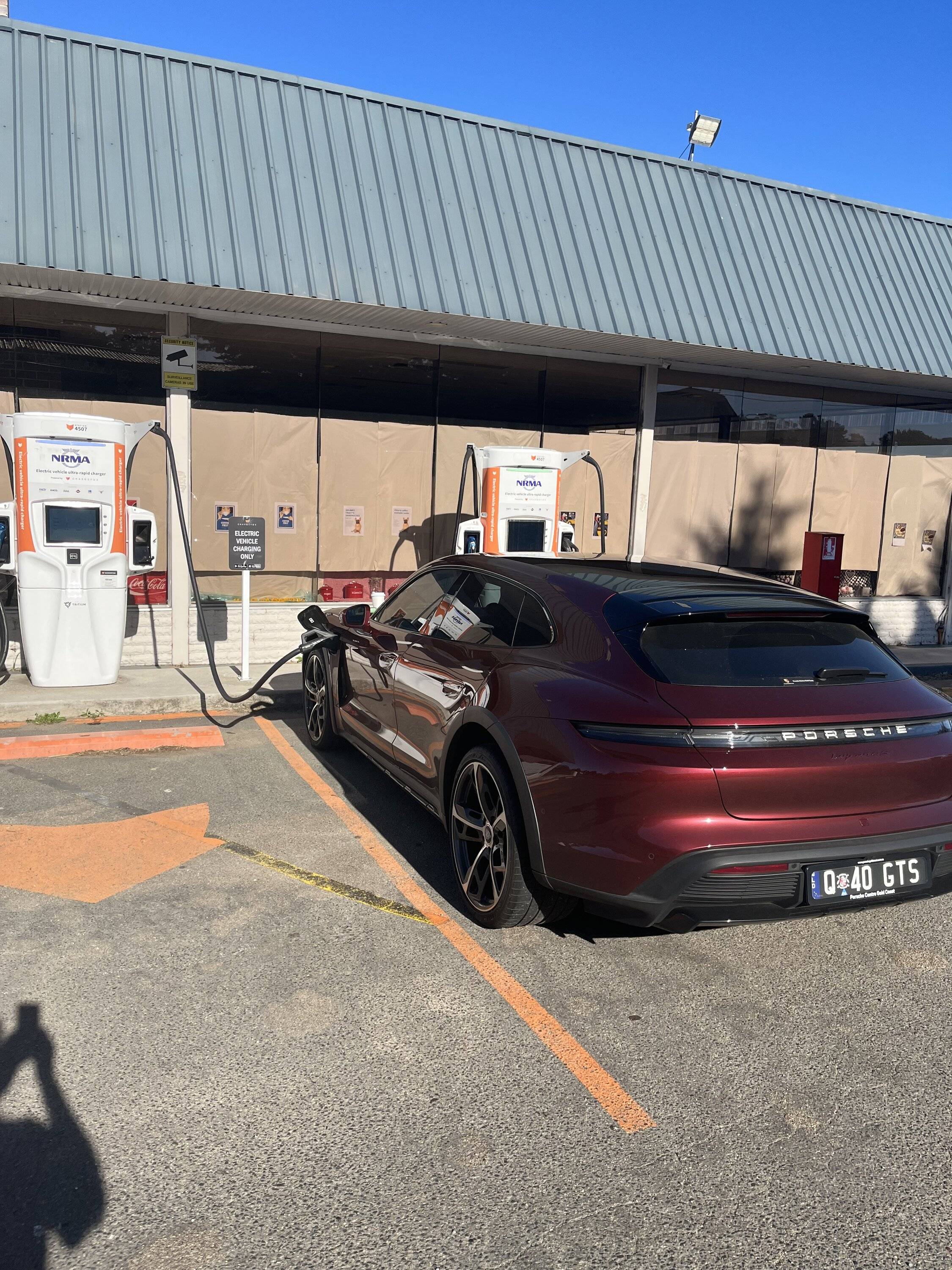 Porsche Taycan CHERRY METALLIC Taycan Club 86A38E18-5470-437F-A819-BF6353CB7600