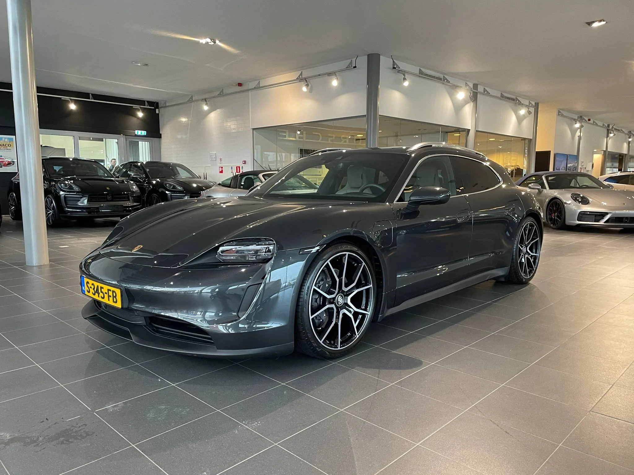 Porsche Taycan VOLCANO GREY Taycan Club 9994E9A7-3962-4877-A685-7DF834351EFB