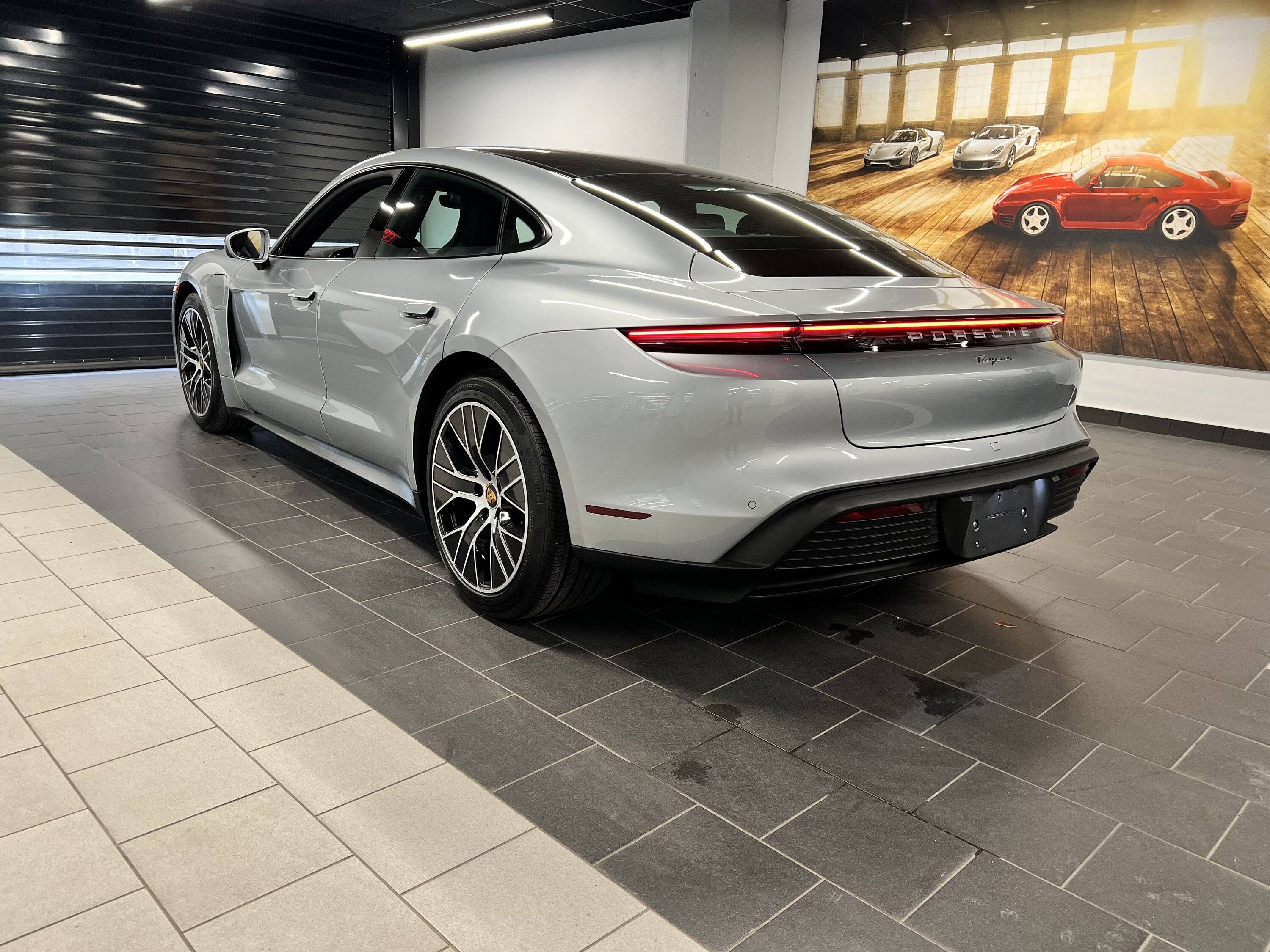 Porsche Taycan Help me choose which option B4C8E805-AB8F-45C3-895D-8B9272A27586