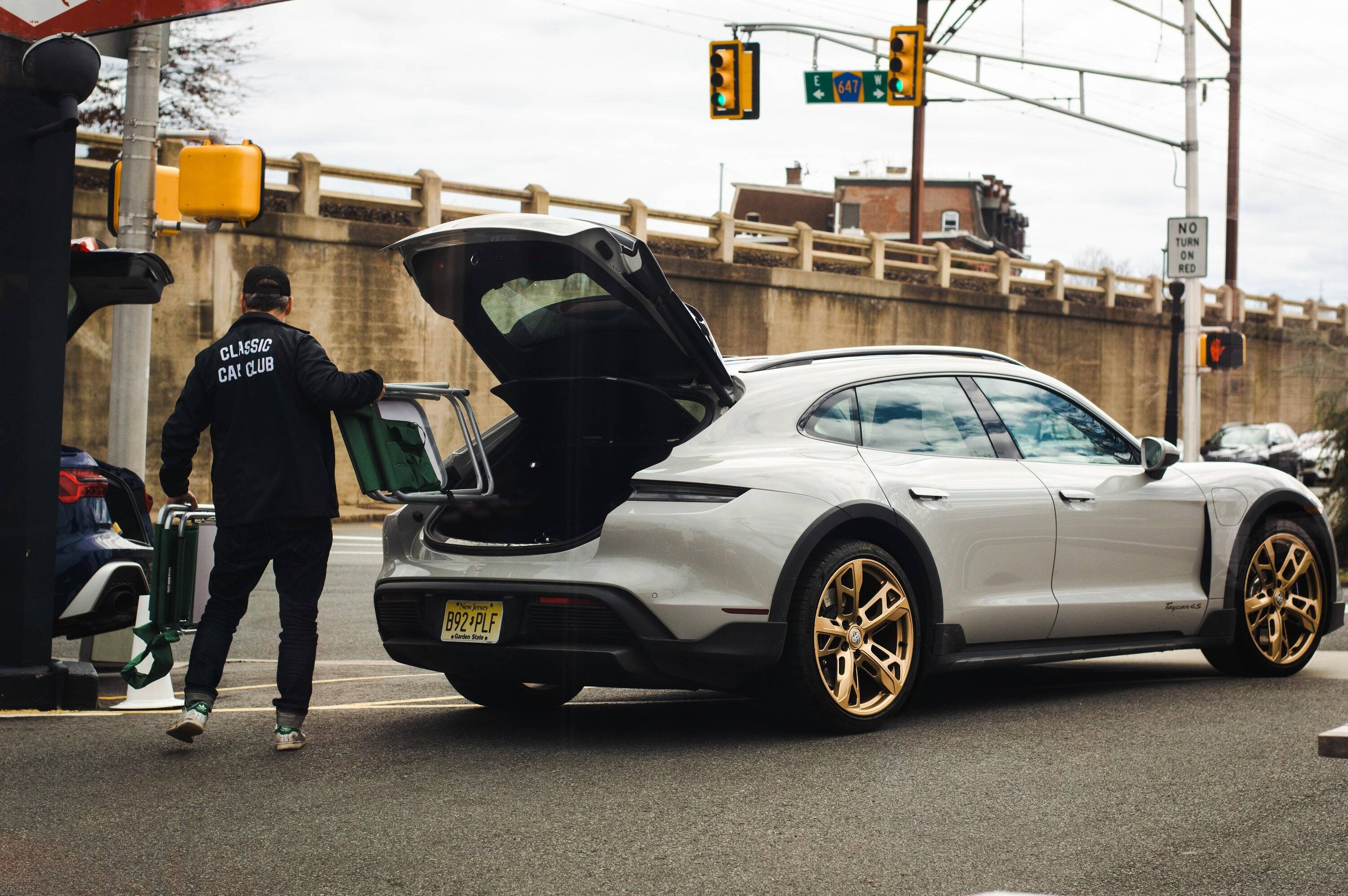 Porsche Taycan Pic Request: Chalk (Crayon) And Aurum Wheels Taycan CT E3210DE3-F1CE-43AD-A290-339EDC2F0AAB
