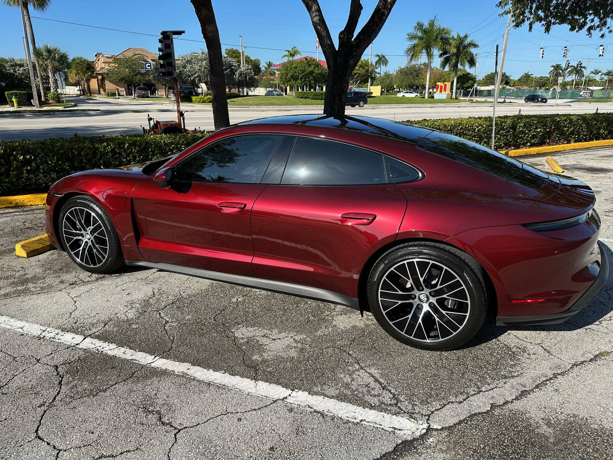Porsche Taycan CHERRY METALLIC Taycan Club 5E3947CA-A538-4D95-9138-AF344BA5AD58